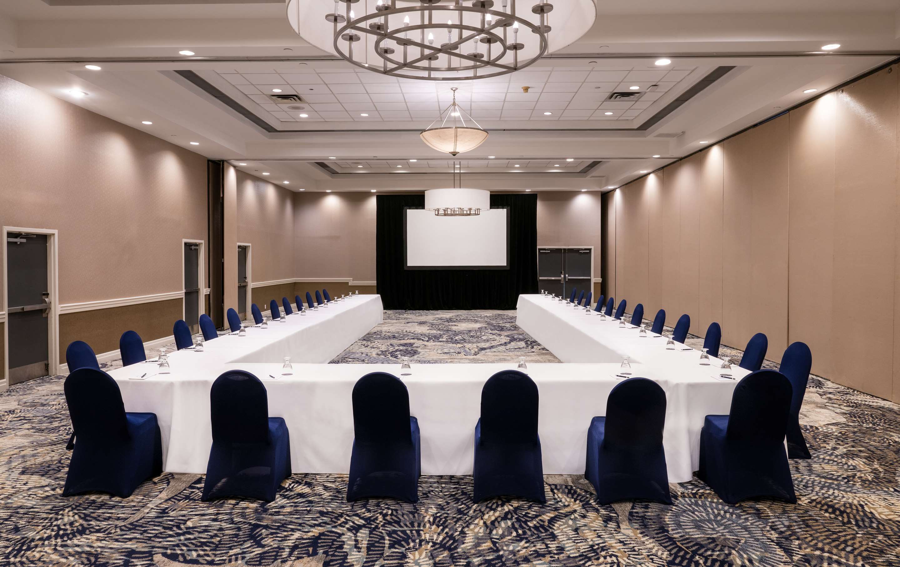 Meeting Room | DoubleTree by Hilton Hotel Newark Airport