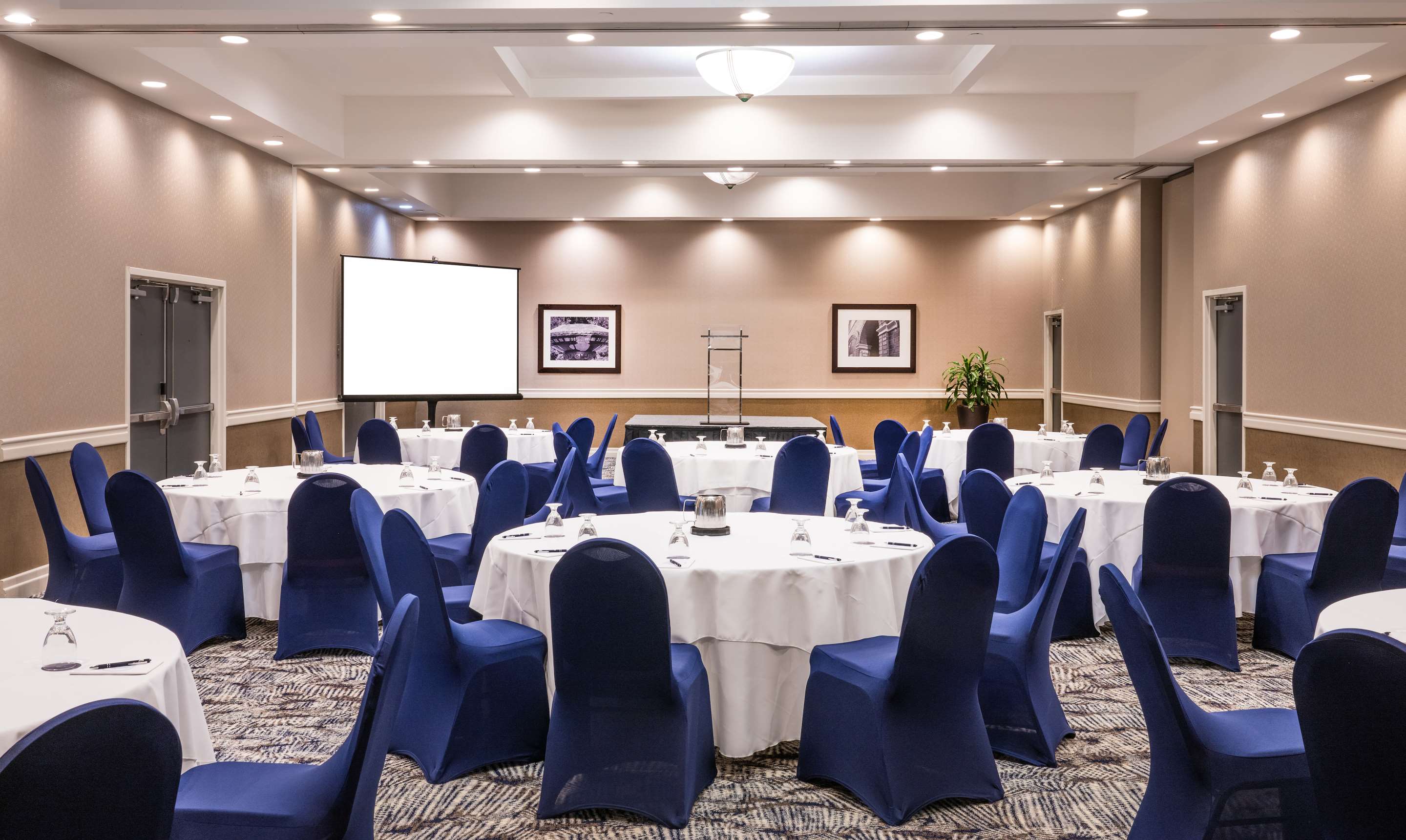 Meeting Room | DoubleTree by Hilton Hotel Newark Airport
