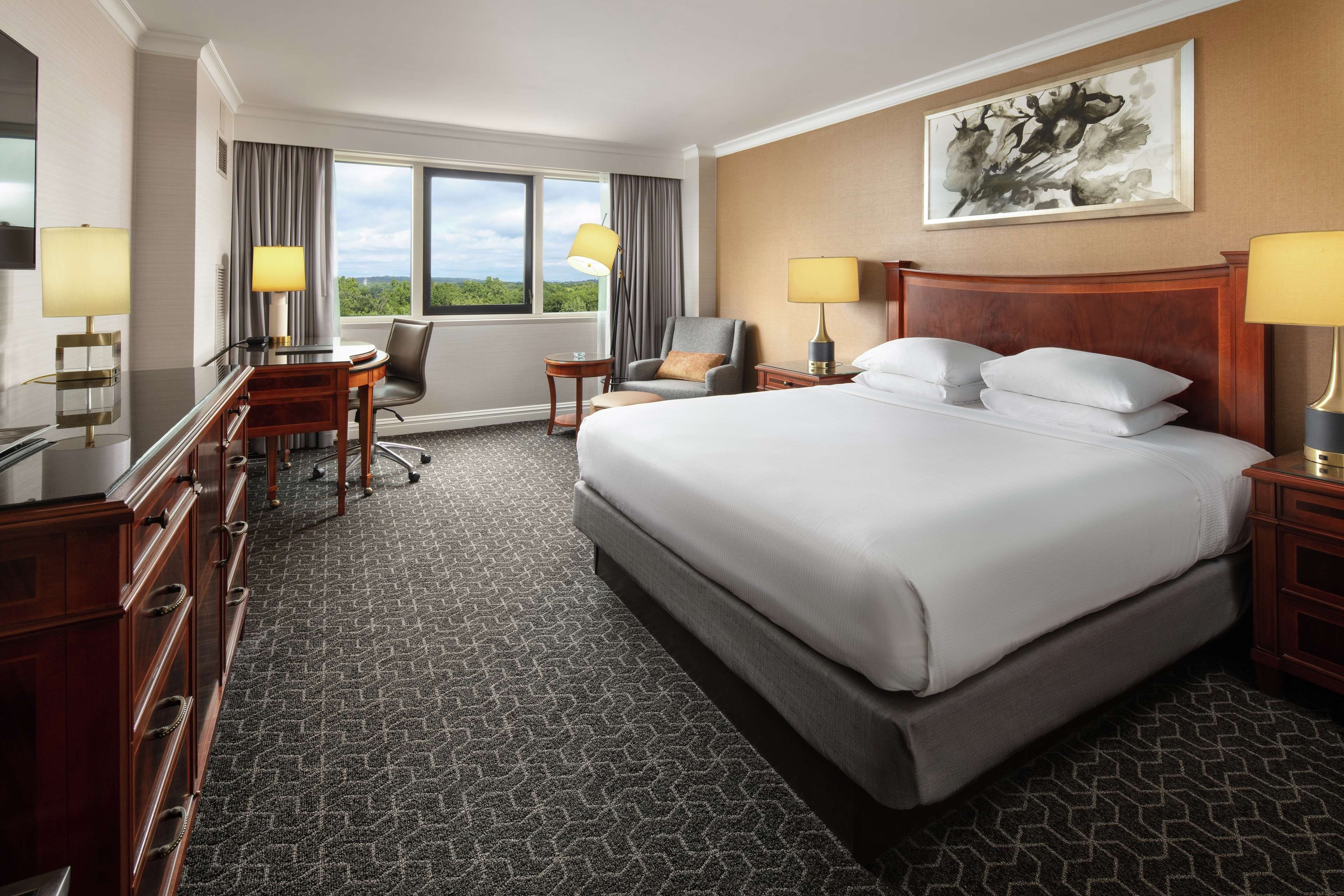 Hilton Short Hills Room Type - SUPERIOR 1 KING 1 SOFABED