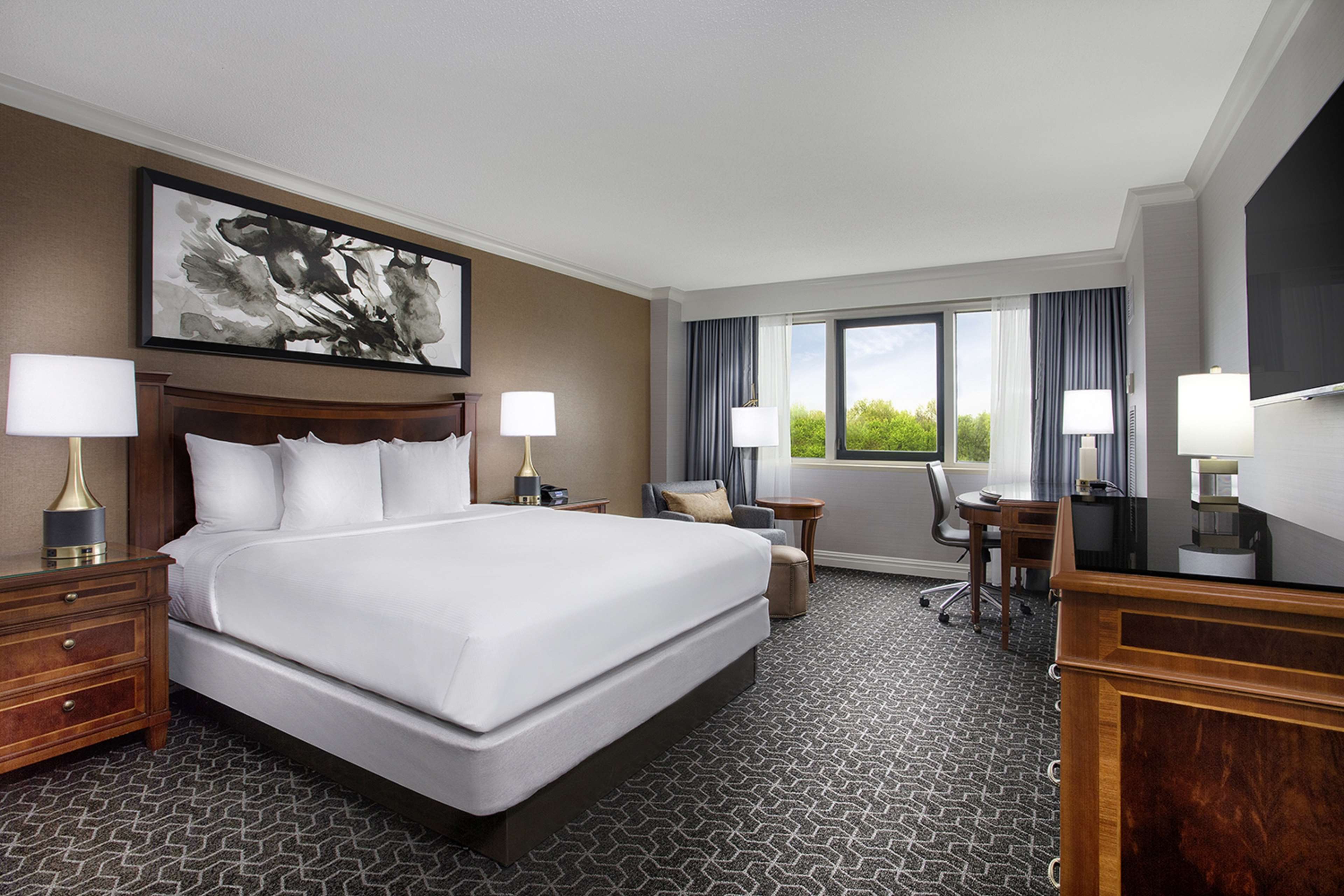 Hilton Short Hills Room Type - EXEC LVL 1 BED ACC BATHTUB