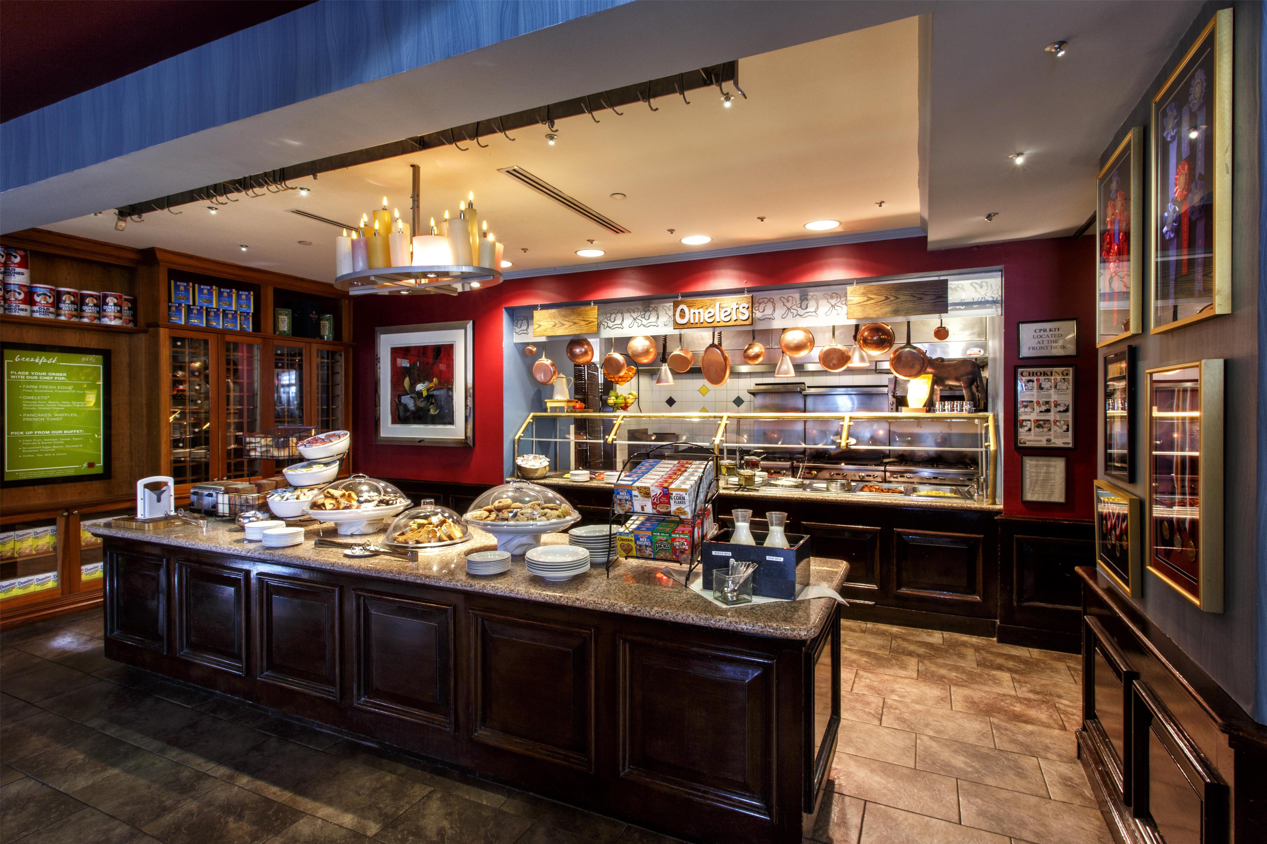 Breakfast Area | Hilton Garden Inn New York / Staten Island