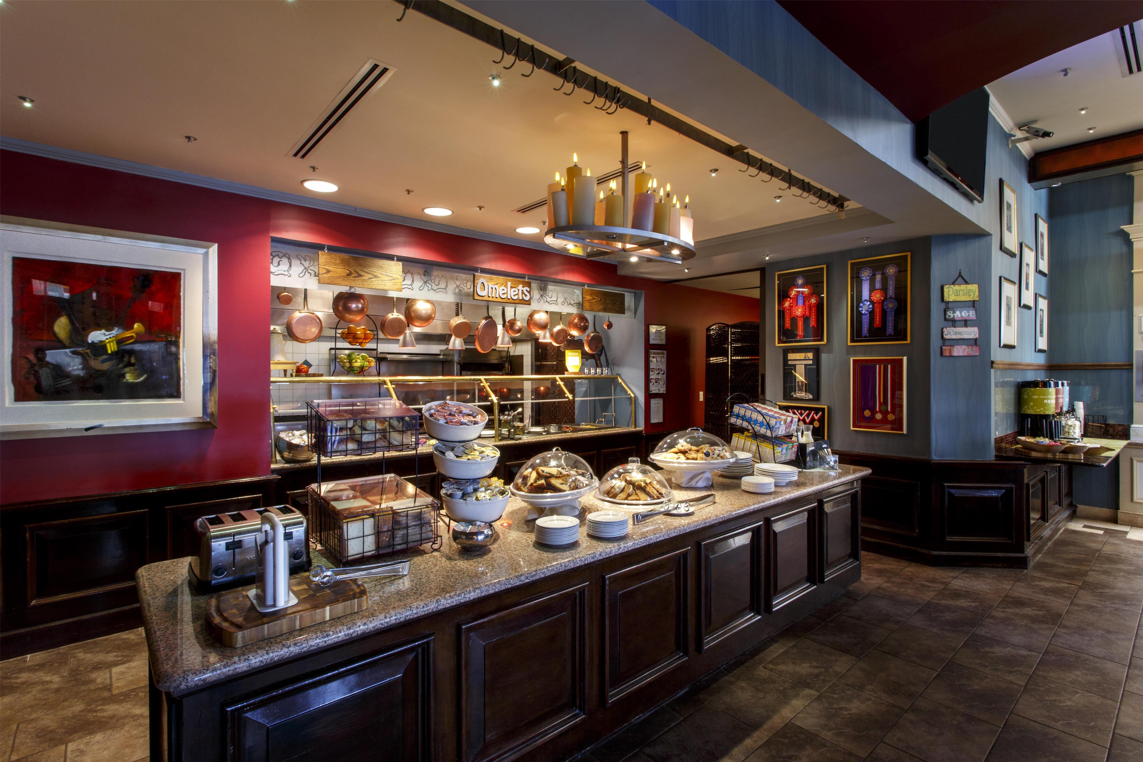 Breakfast Area | Hilton Garden Inn New York / Staten Island