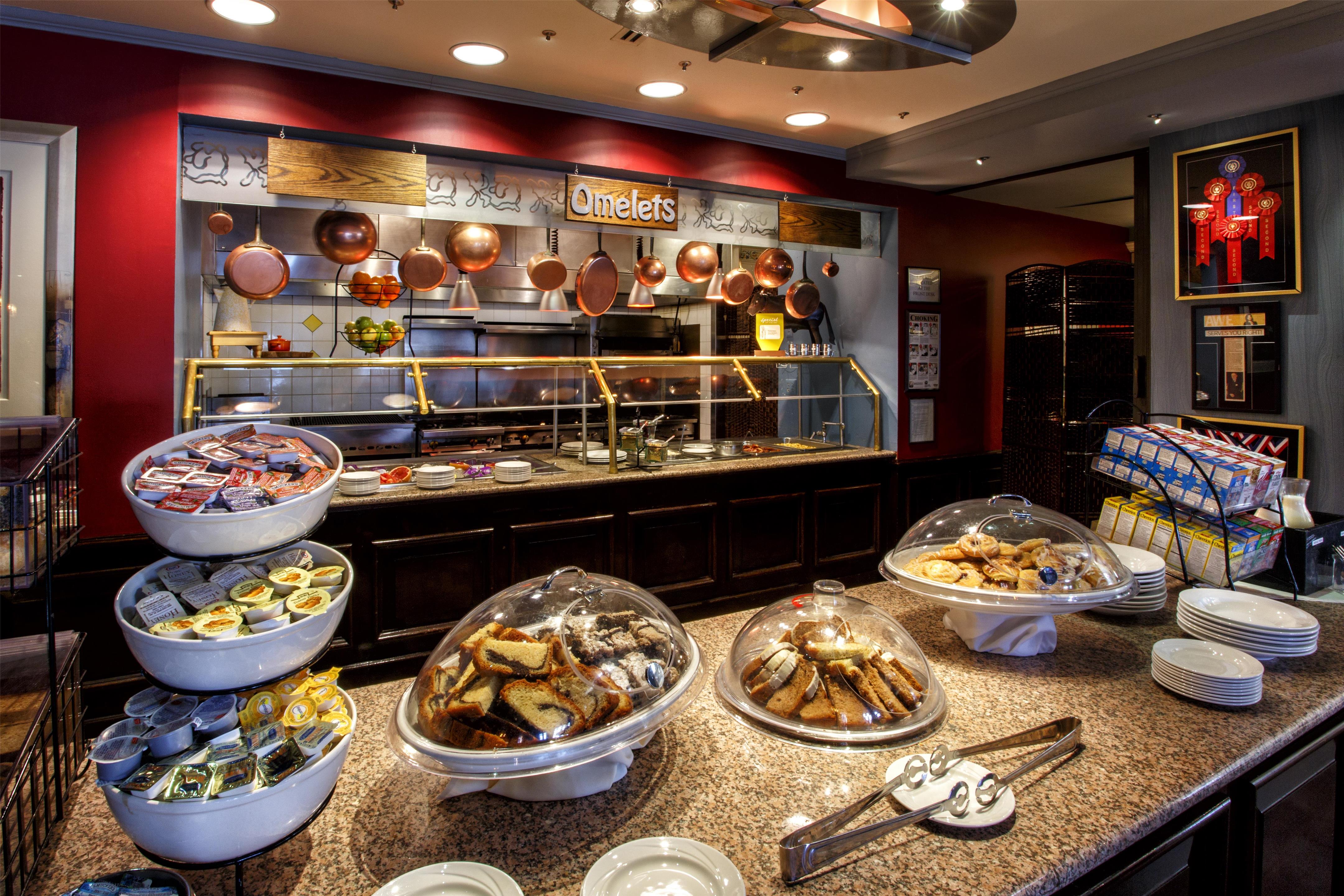 Breakfast Area | Hilton Garden Inn New York / Staten Island