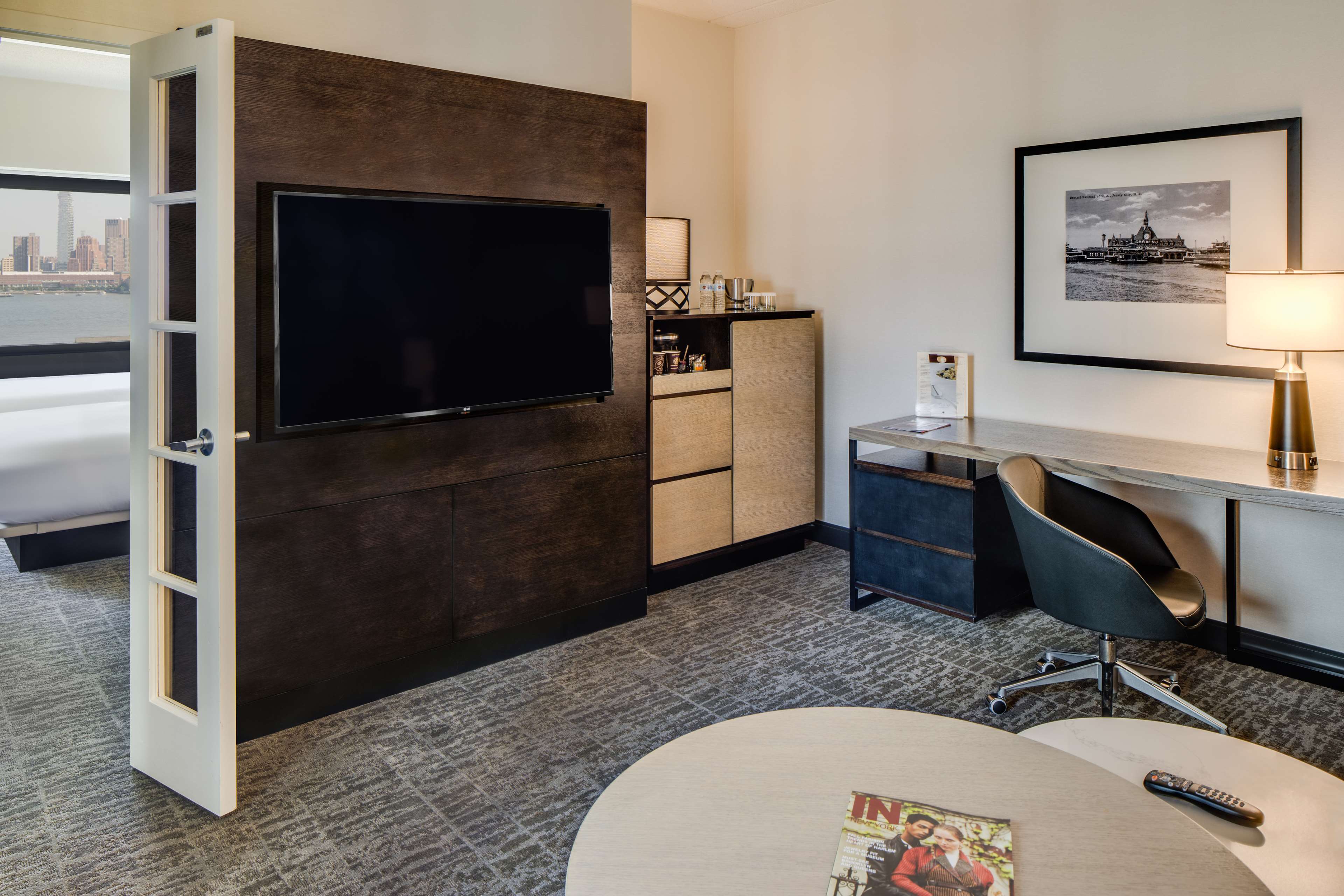 DoubleTree by Hilton Hotel & Suites Jersey City Room Type - 1 KG JR STE SOFABED NYC VW