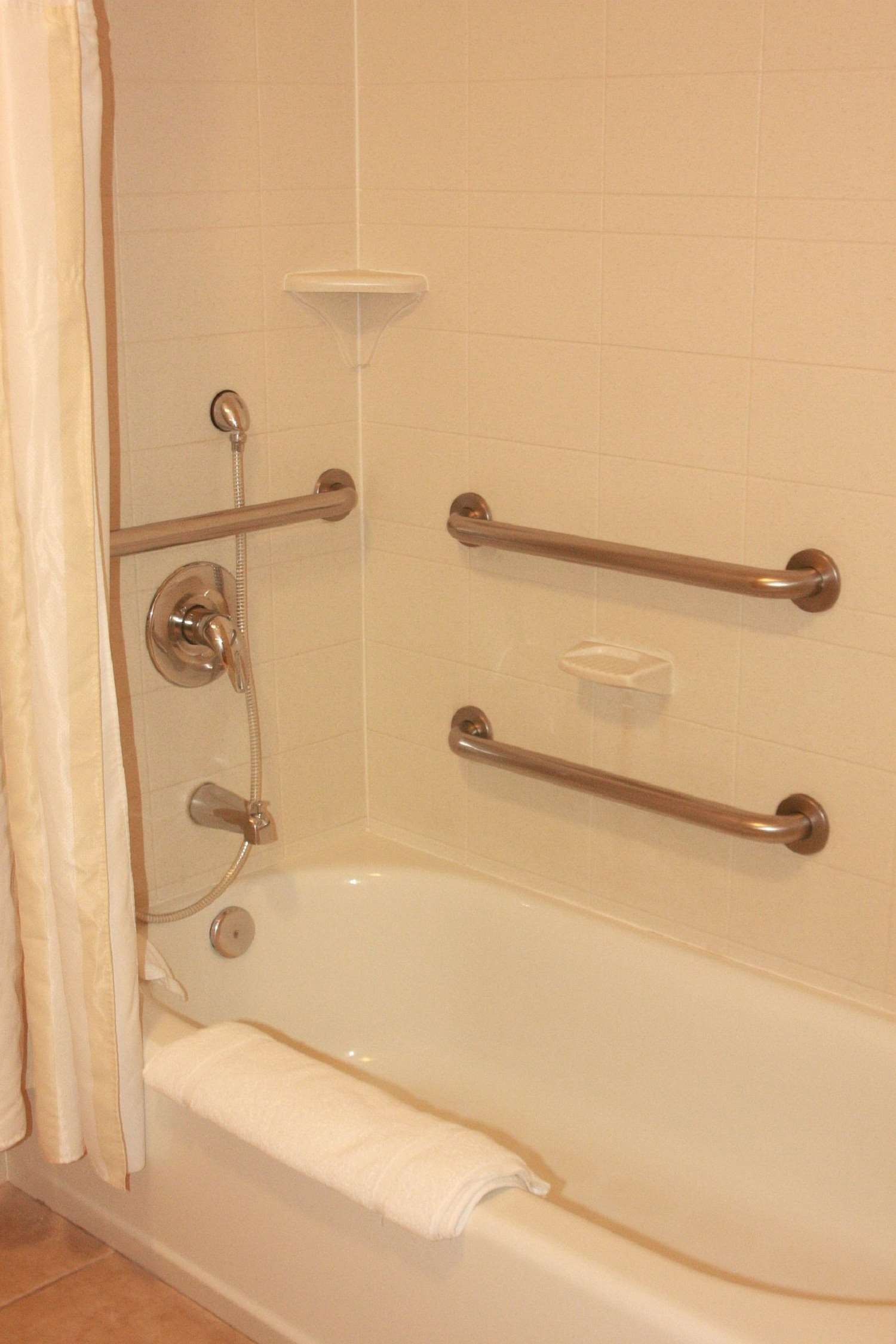 Guest room bath