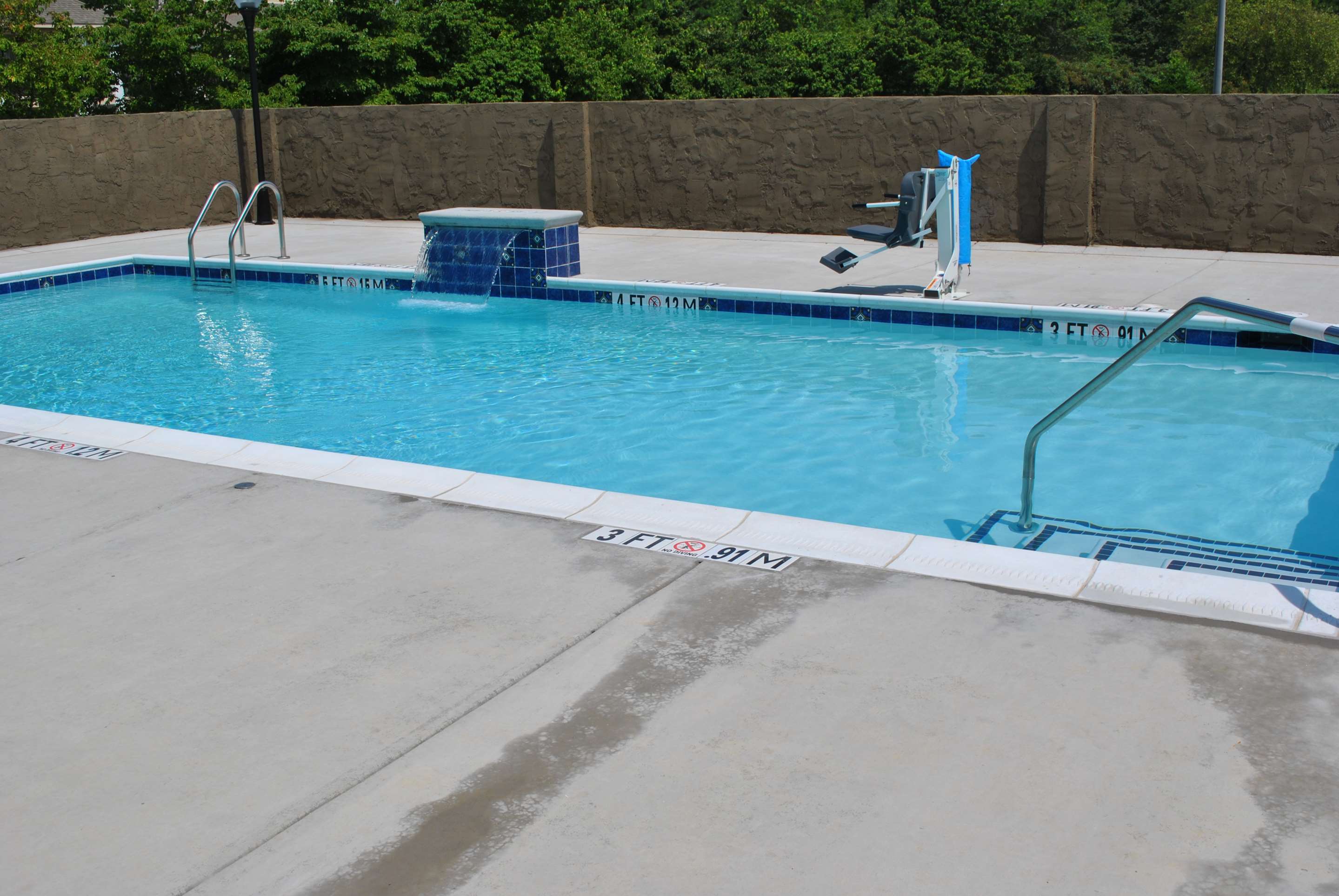 Pool | Doubletree by Hilton Hotel Fayetteville