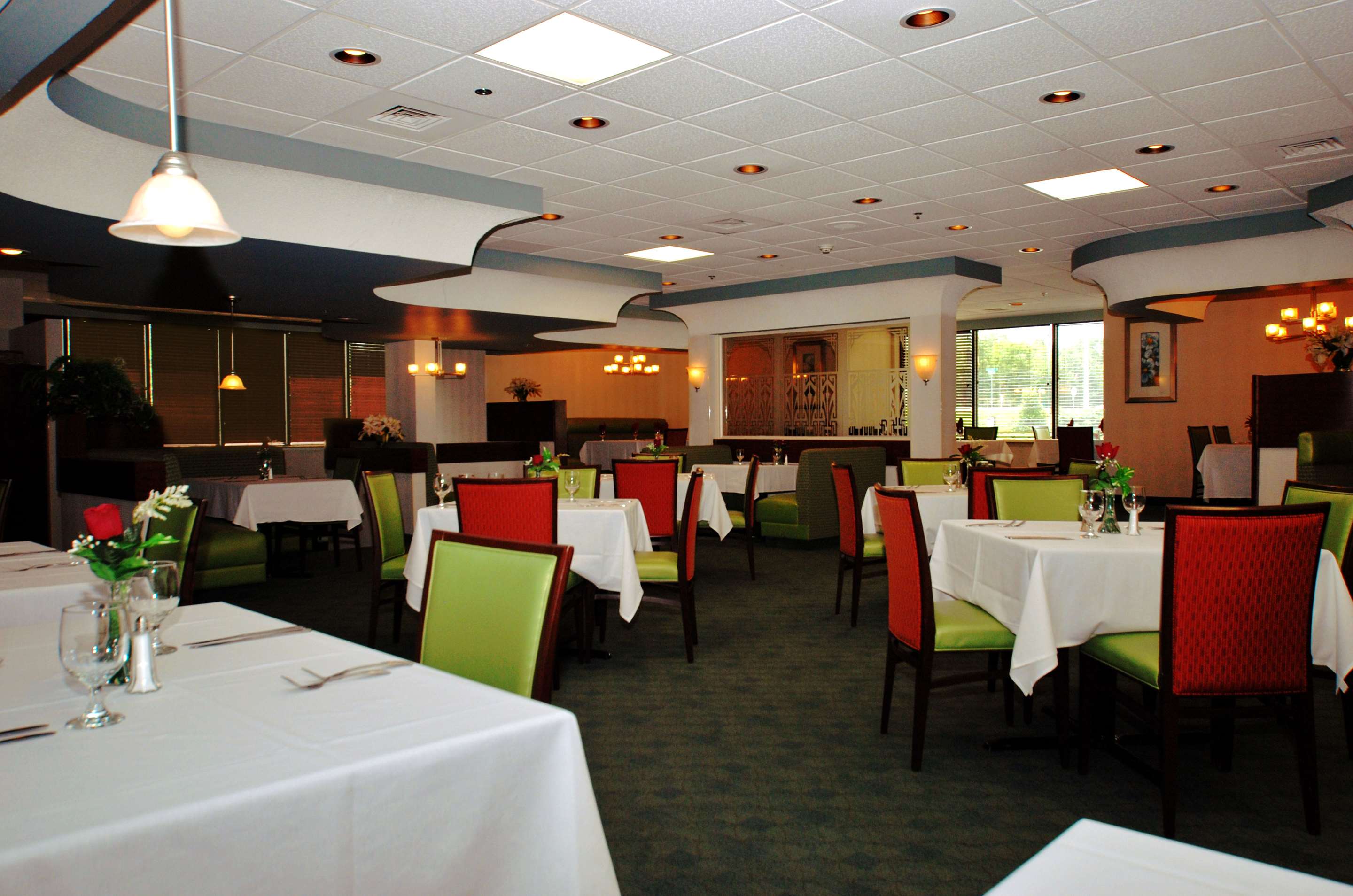 Restaurant | Doubletree by Hilton Hotel Fayetteville