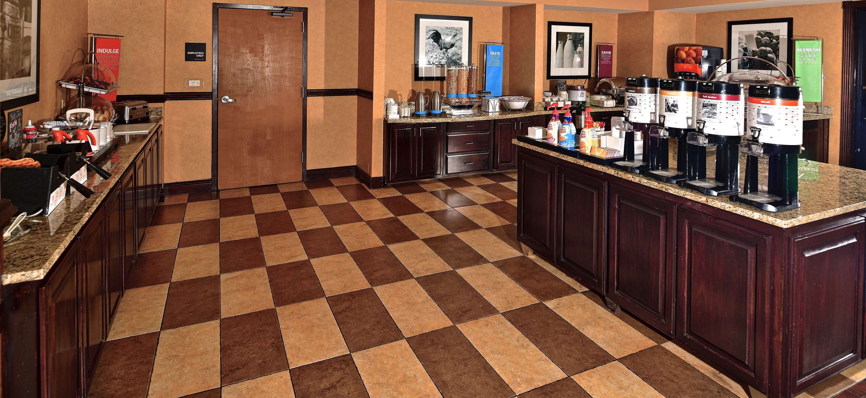 Breakfast Area | Hampton Inn & Suites Fredericksburg
