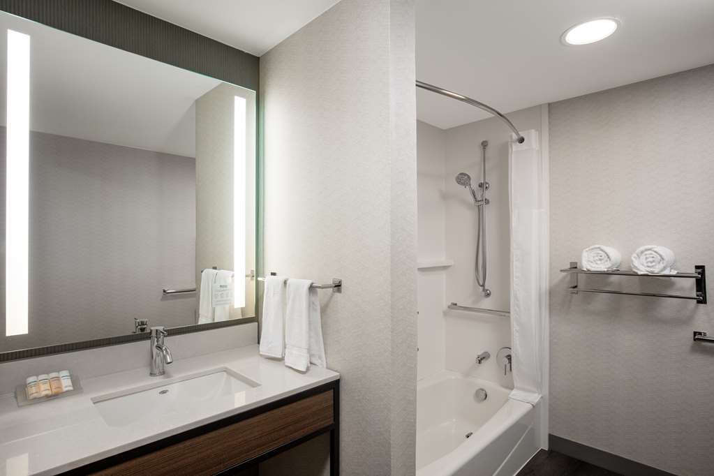 Kalispell Hilton Garden Inn Room Type - 1KNG MOB HEARING ACC W TUB