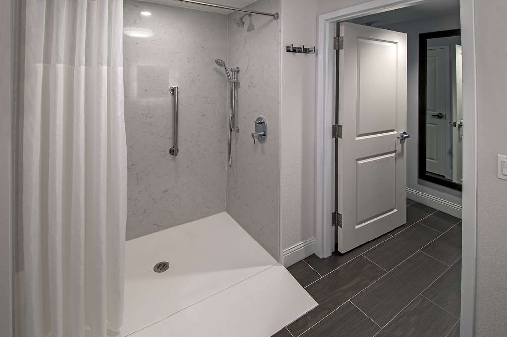 Hampton Inn & Suites by Hilton Fairfield Room Type - 1QN MOB HEAR ACC RI-SHW NS