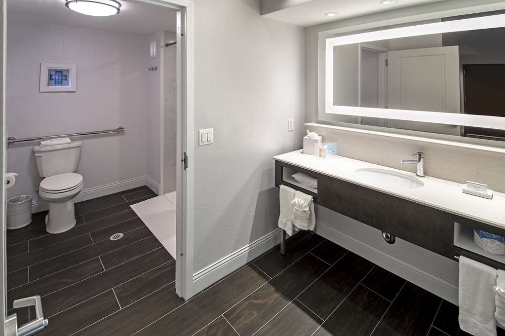 Hampton Inn & Suites by Hilton Fairfield Room Type - 1KG MOB HR ACC RI-S NS STE