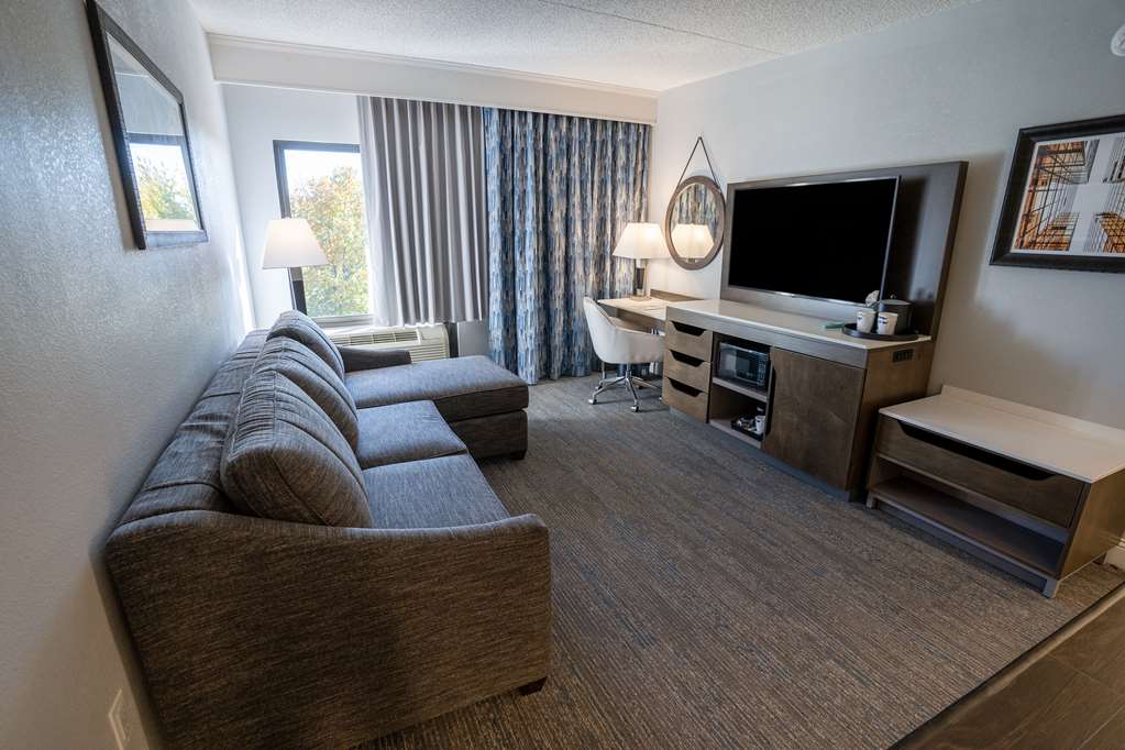 Hampton Inn & Suites by Hilton Fairfield Room Type - 2QNS STE MIC FRIDG WTBR