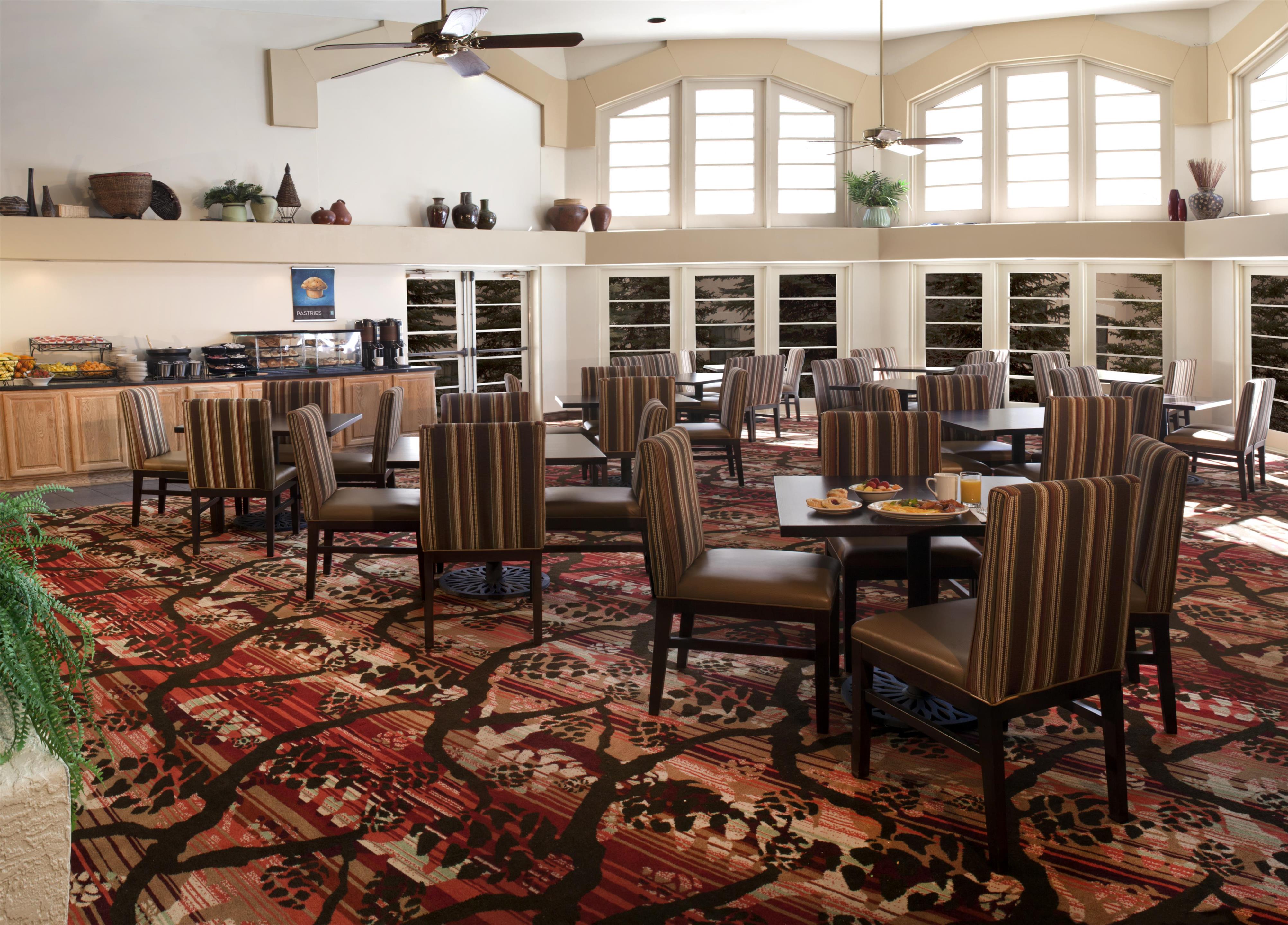 Restaurant | Embassy Suites by Hilton Flagstaff