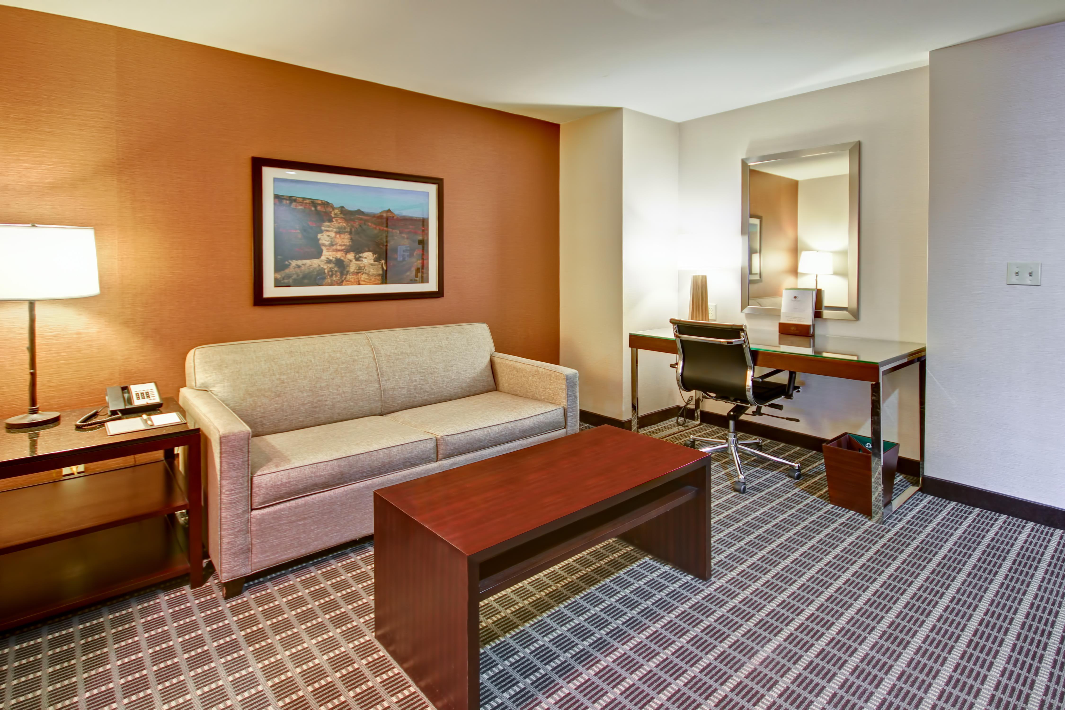DoubleTree by Hilton Hotel Flagstaff Room Type - 1 KING JR STE W  LIVING RM