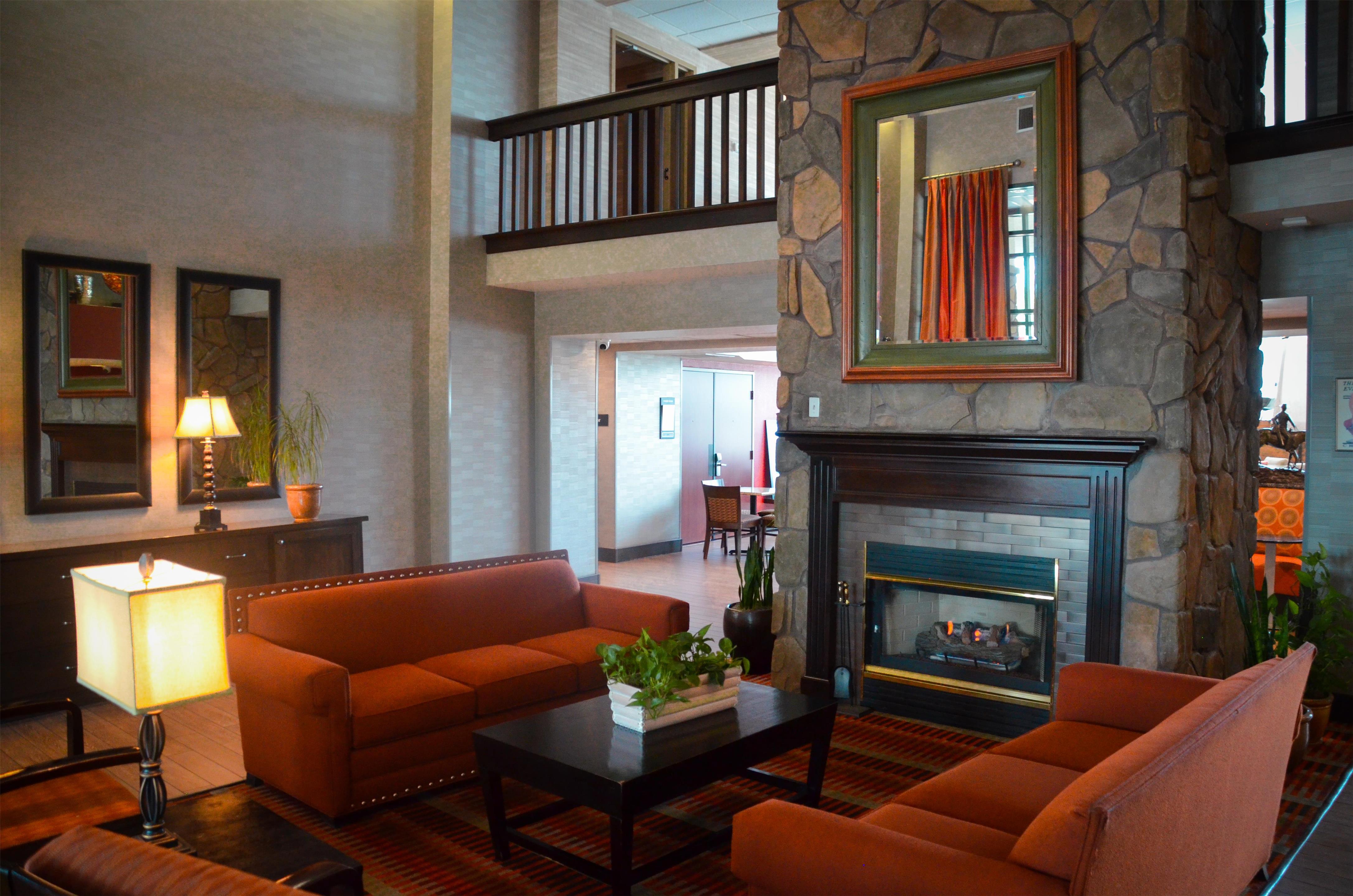 Lobby | Hampton Inn & Suites Flagstaff