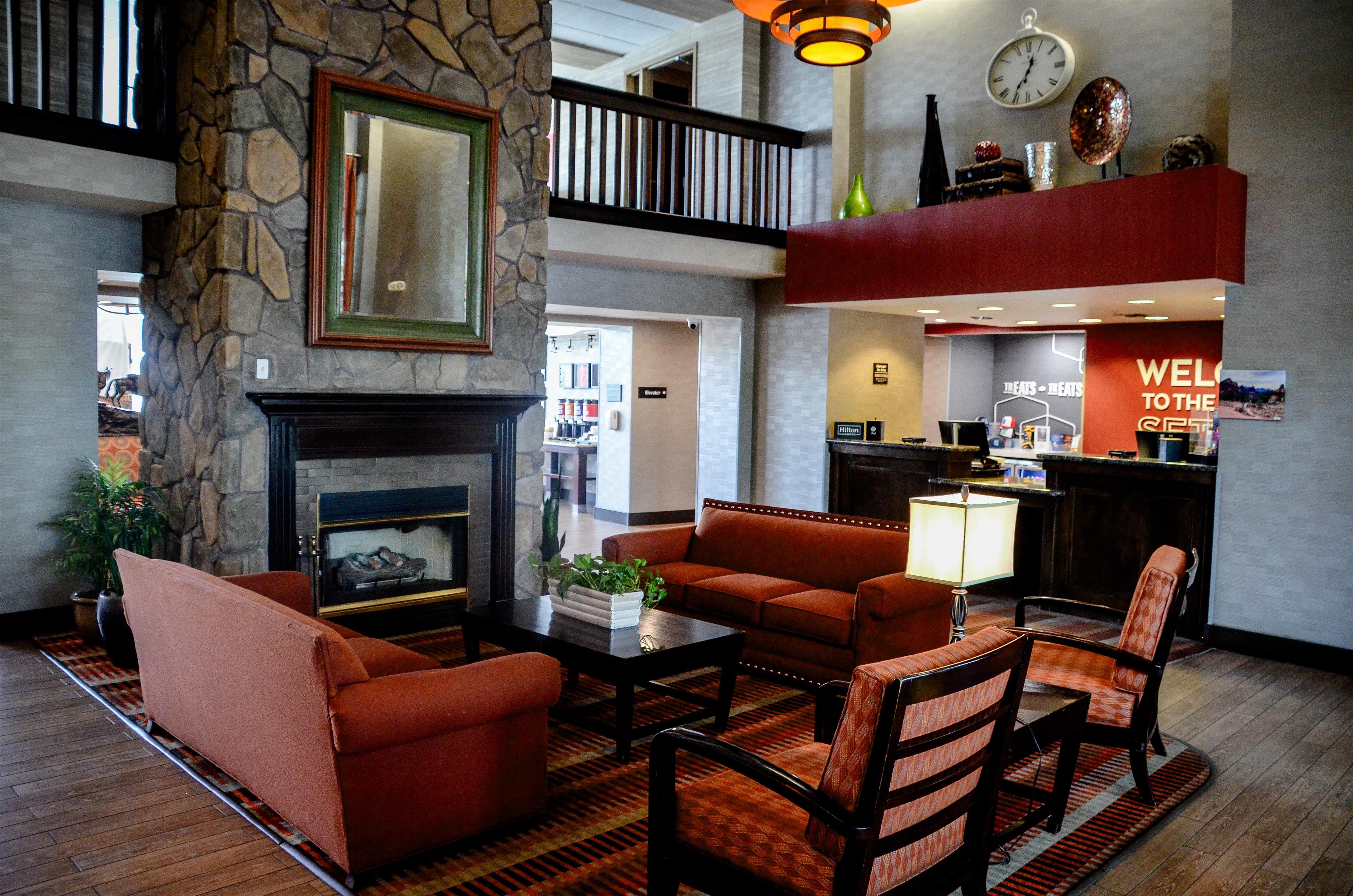 Lobby | Hampton Inn & Suites Flagstaff