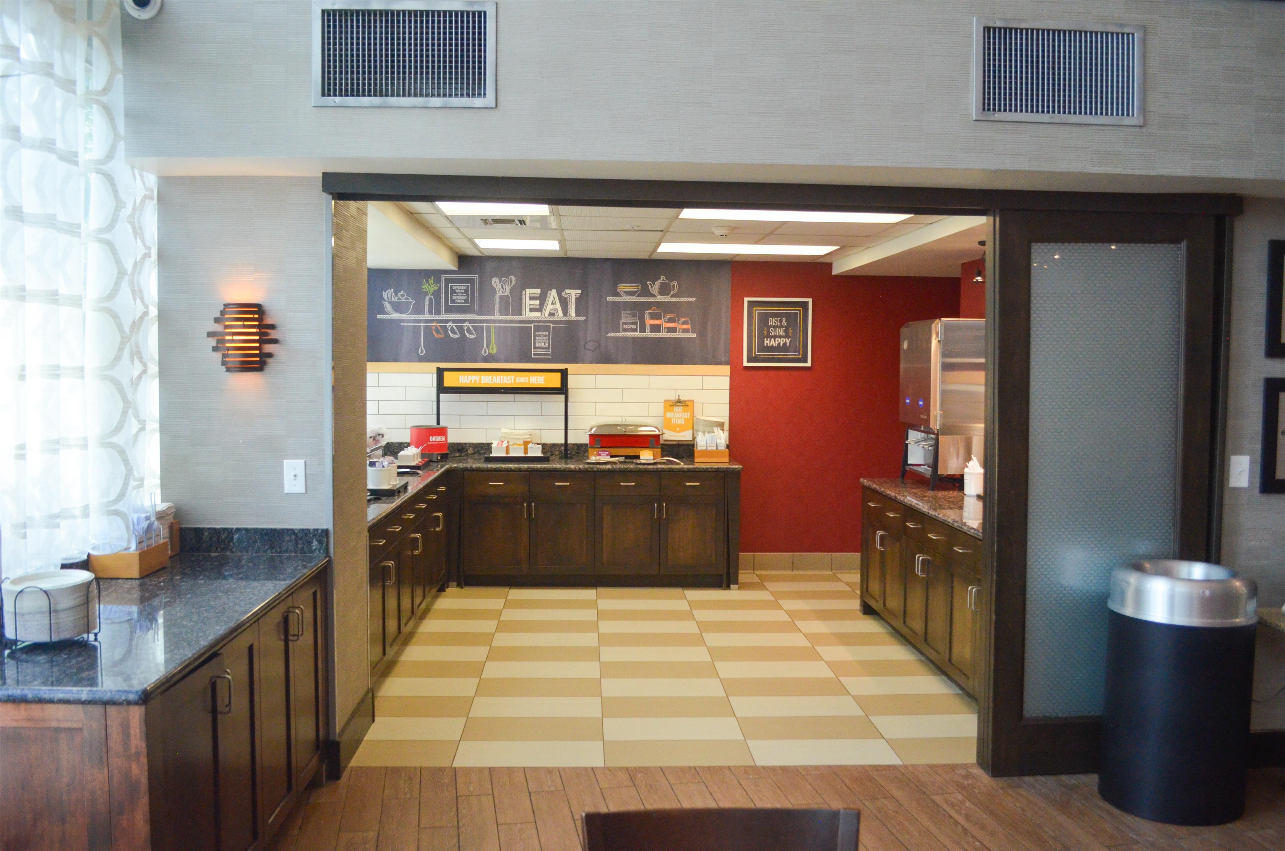 Breakfast Area | Hampton Inn & Suites Flagstaff