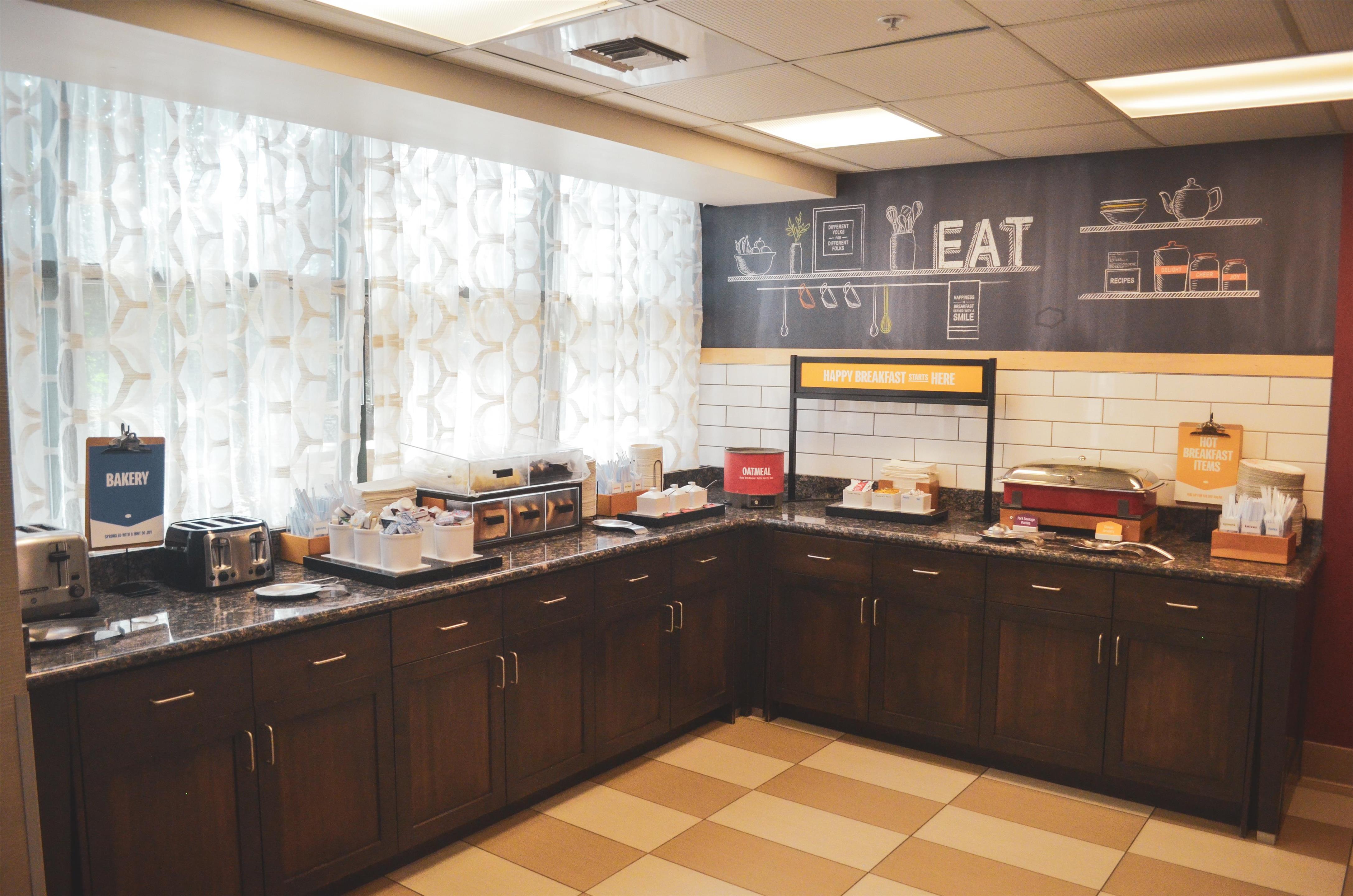 Breakfast Area | Hampton Inn & Suites Flagstaff