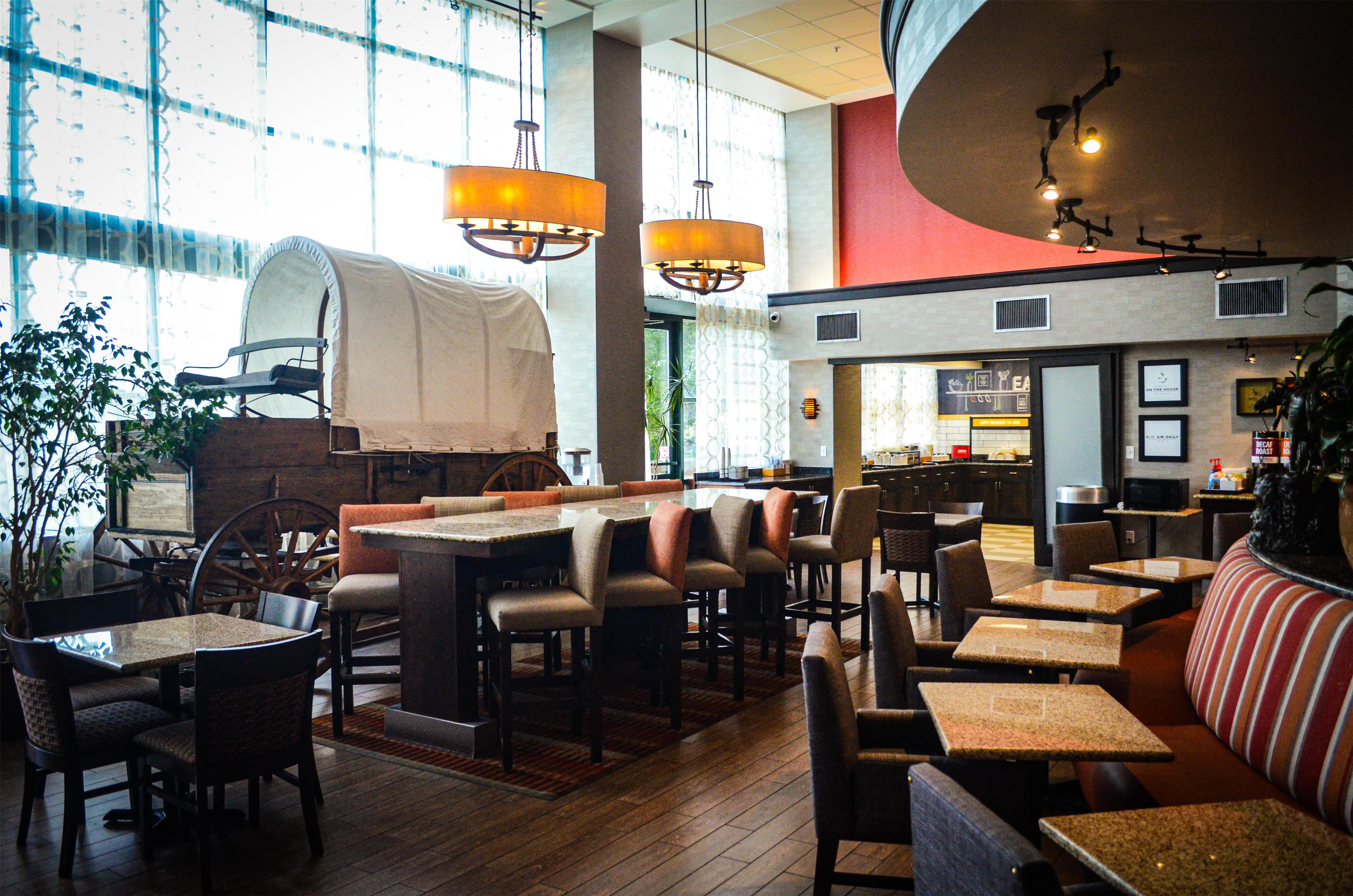 Breakfast Area | Hampton Inn & Suites Flagstaff