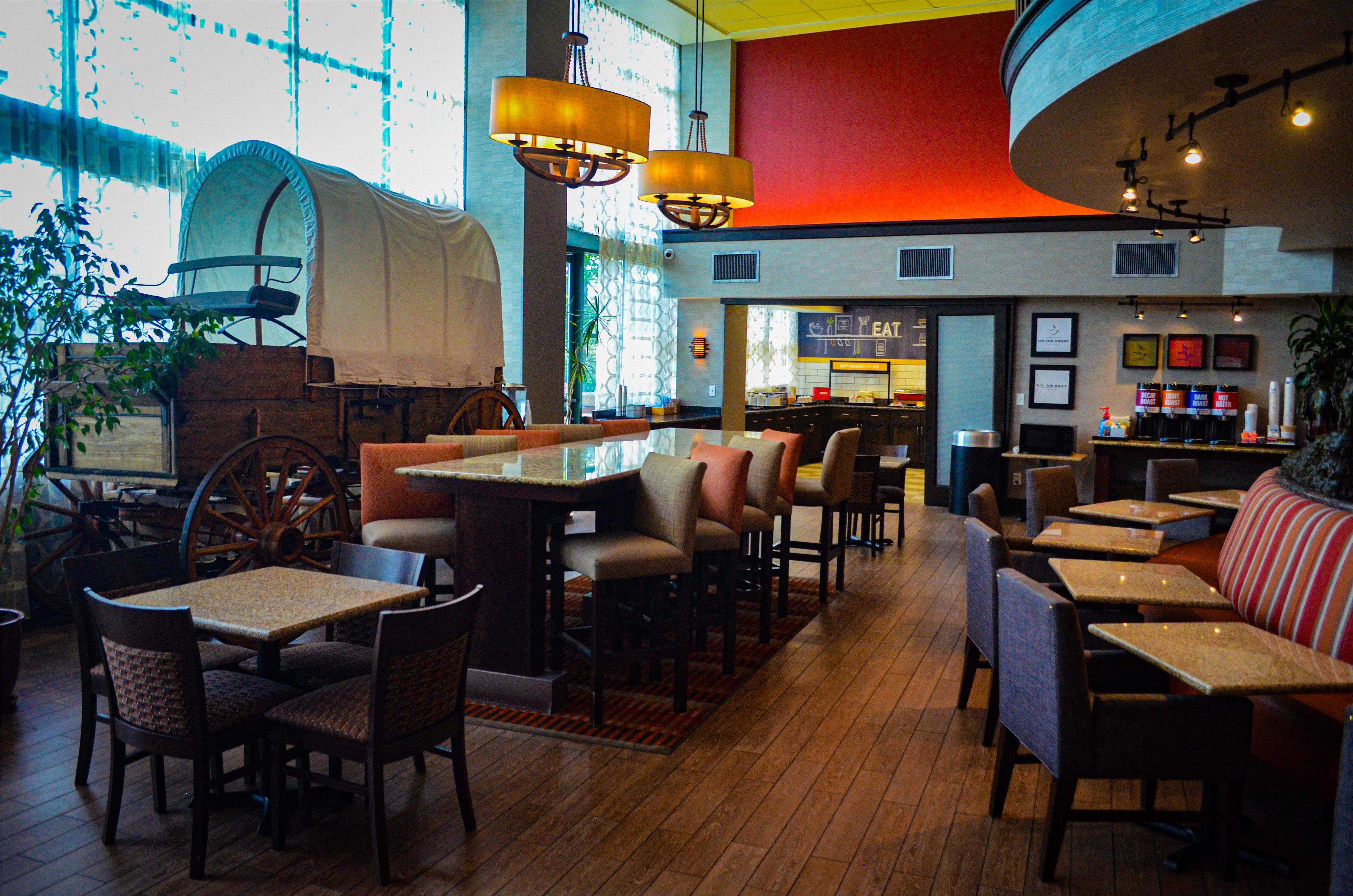 Breakfast Area | Hampton Inn & Suites Flagstaff