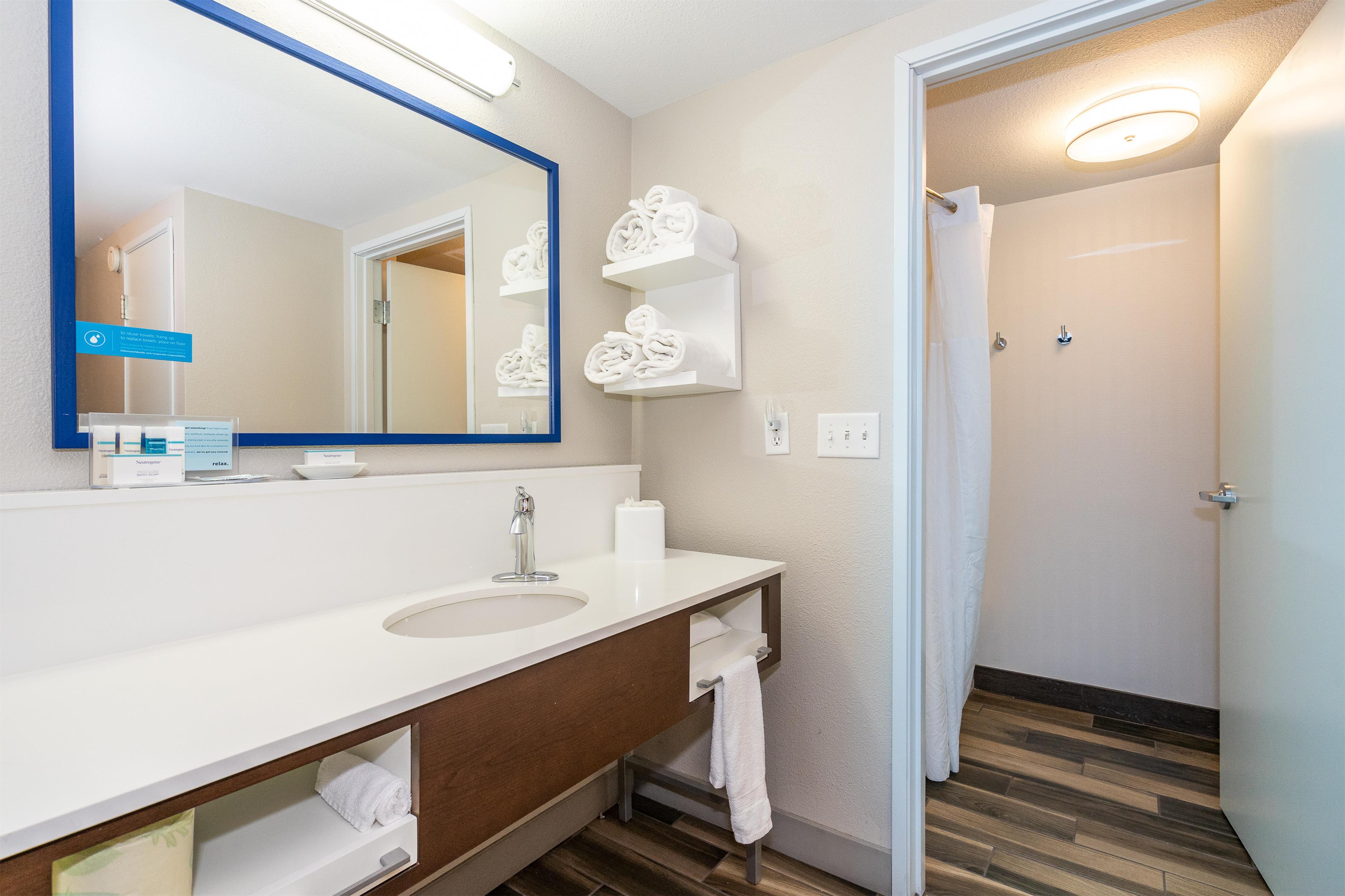 Guest room bath