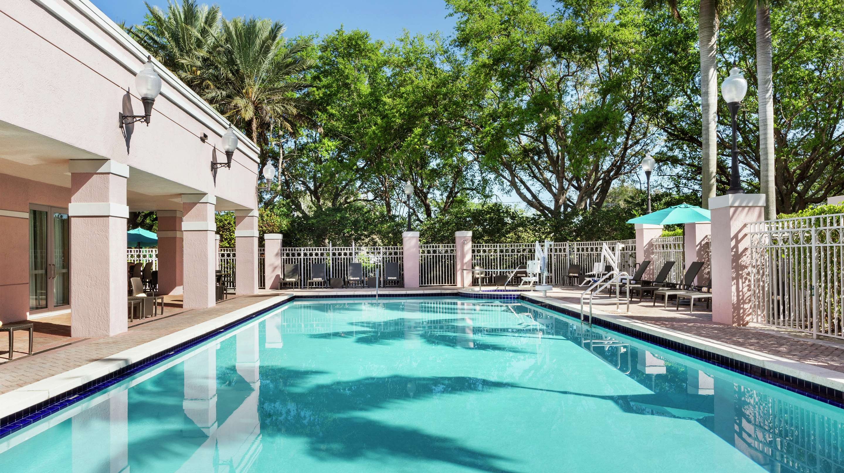Pool | DoubleTree by Hilton Sunrise - Sawgrass Mills
