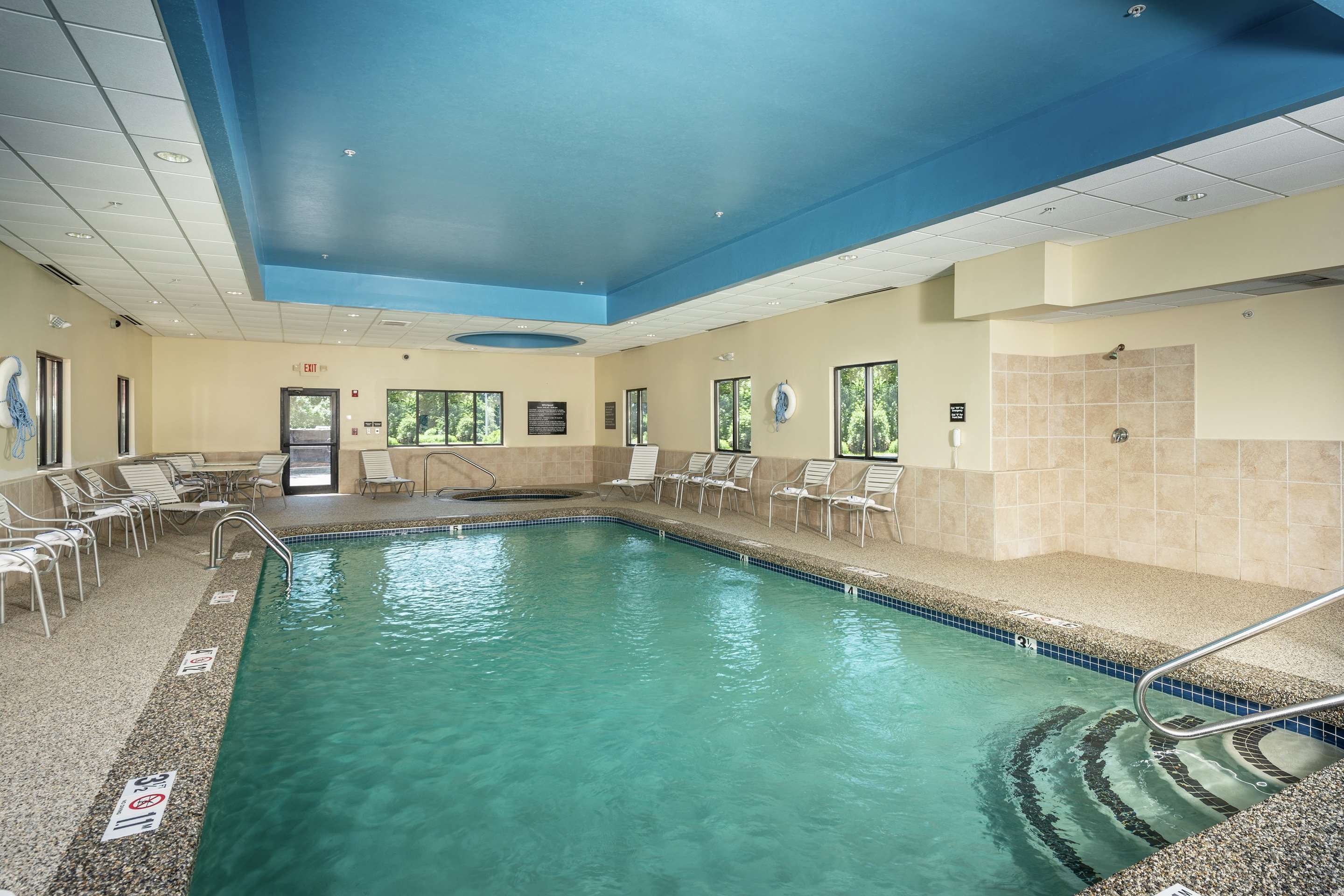 Pool | Hampton Inn Fall River/Westport