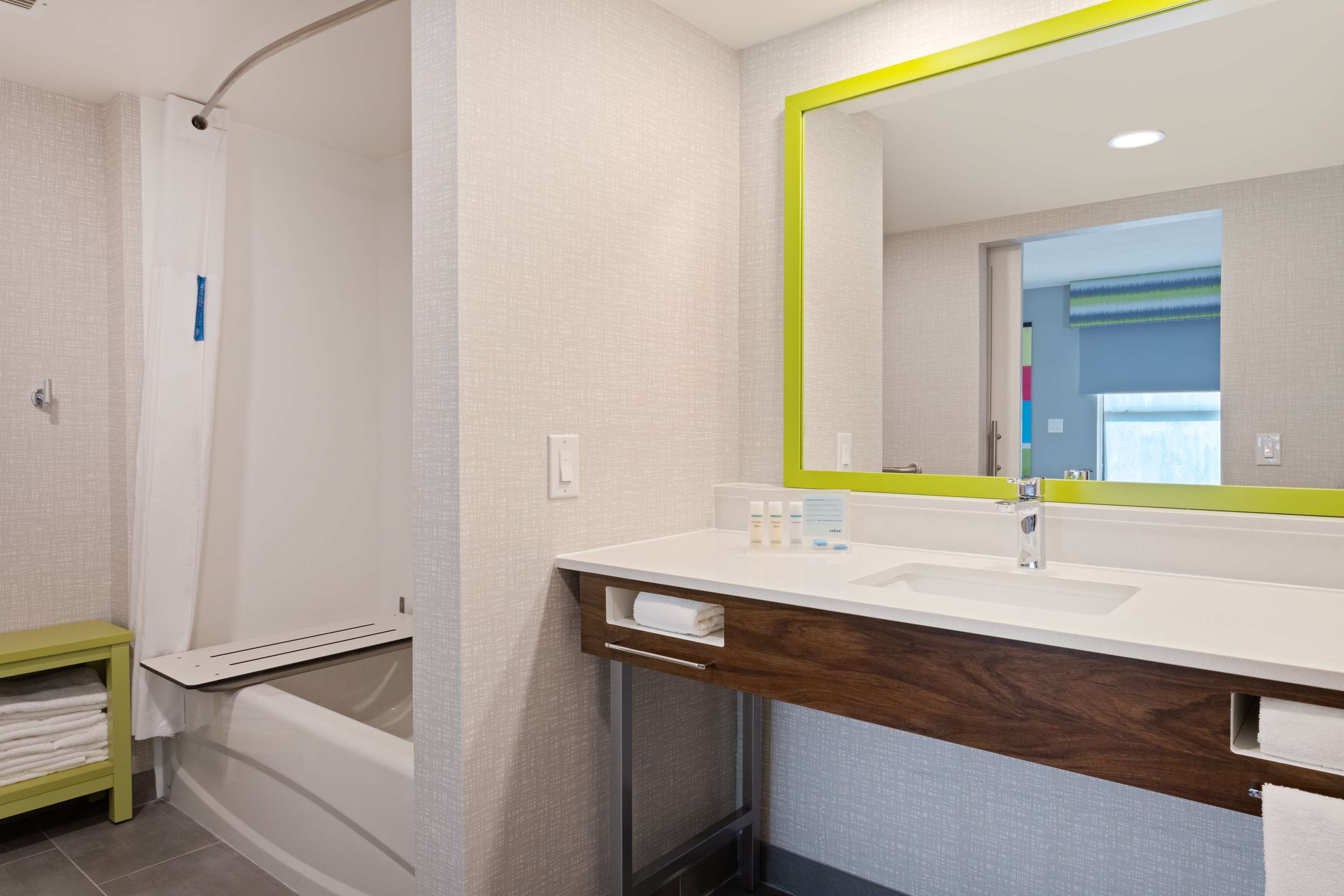Guest room bath
