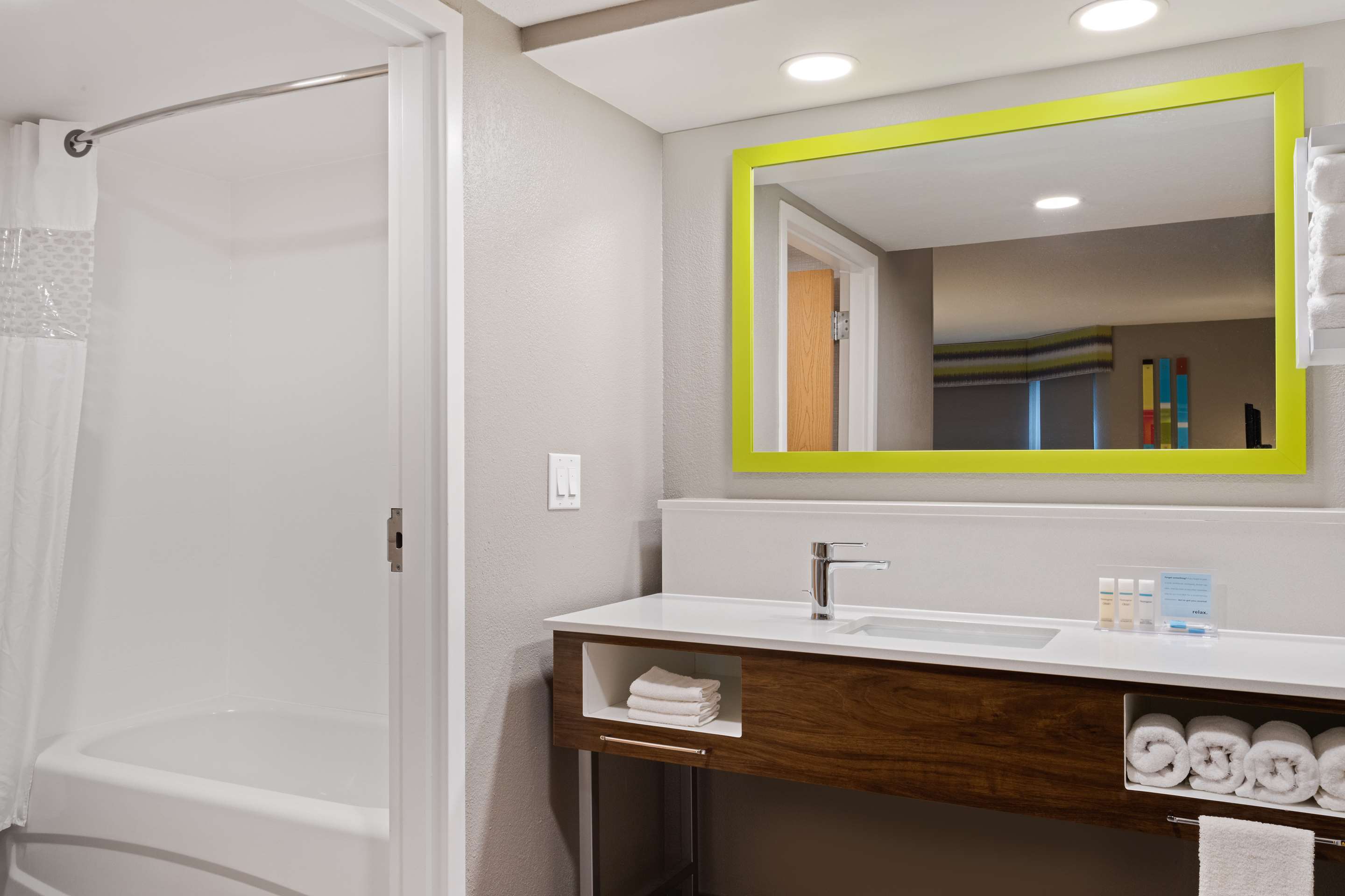 Guest room bath