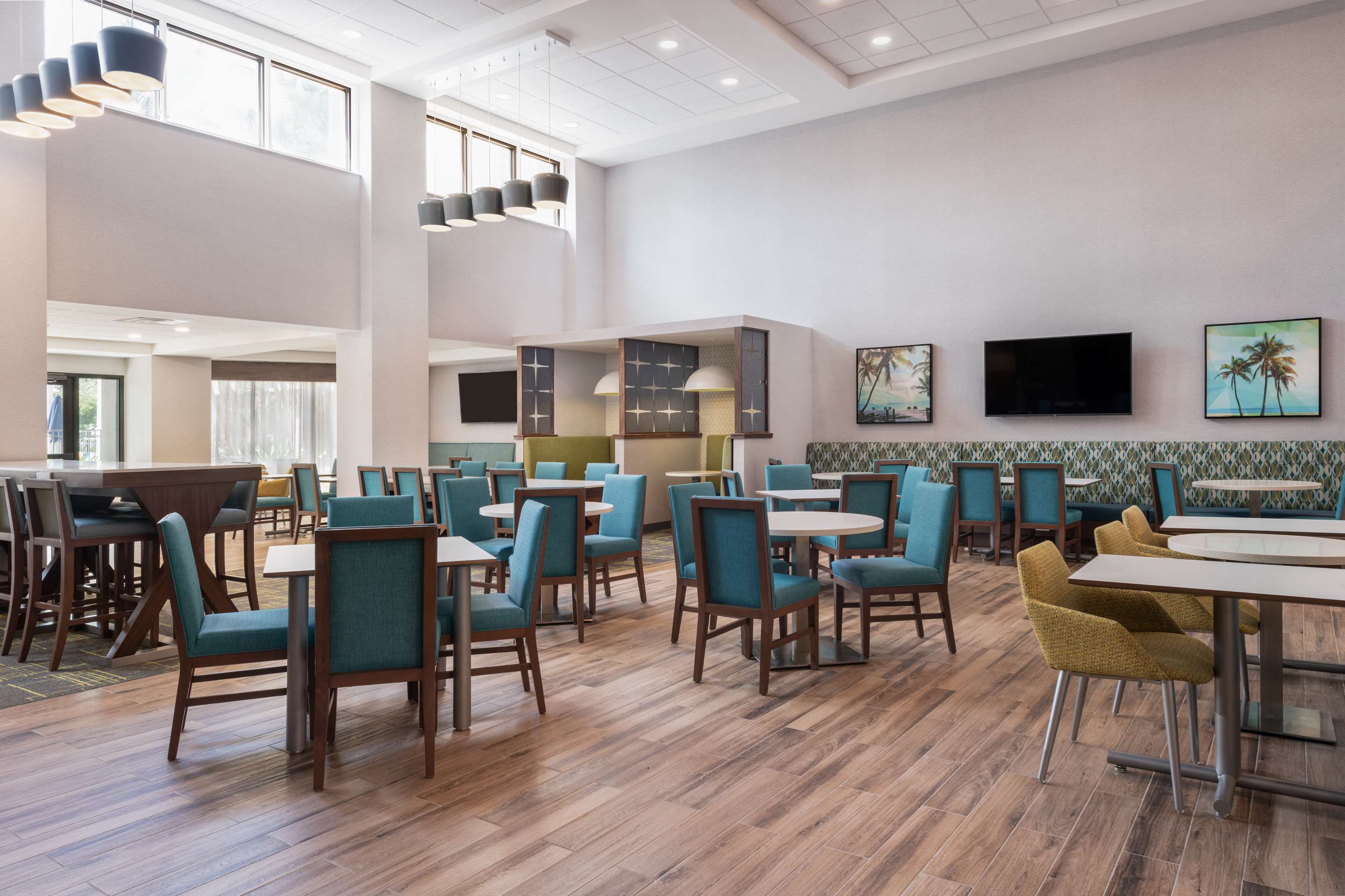 Breakfast Area | Hampton Inn & Suites Fort Myers Beach/Sanibel Gateway
