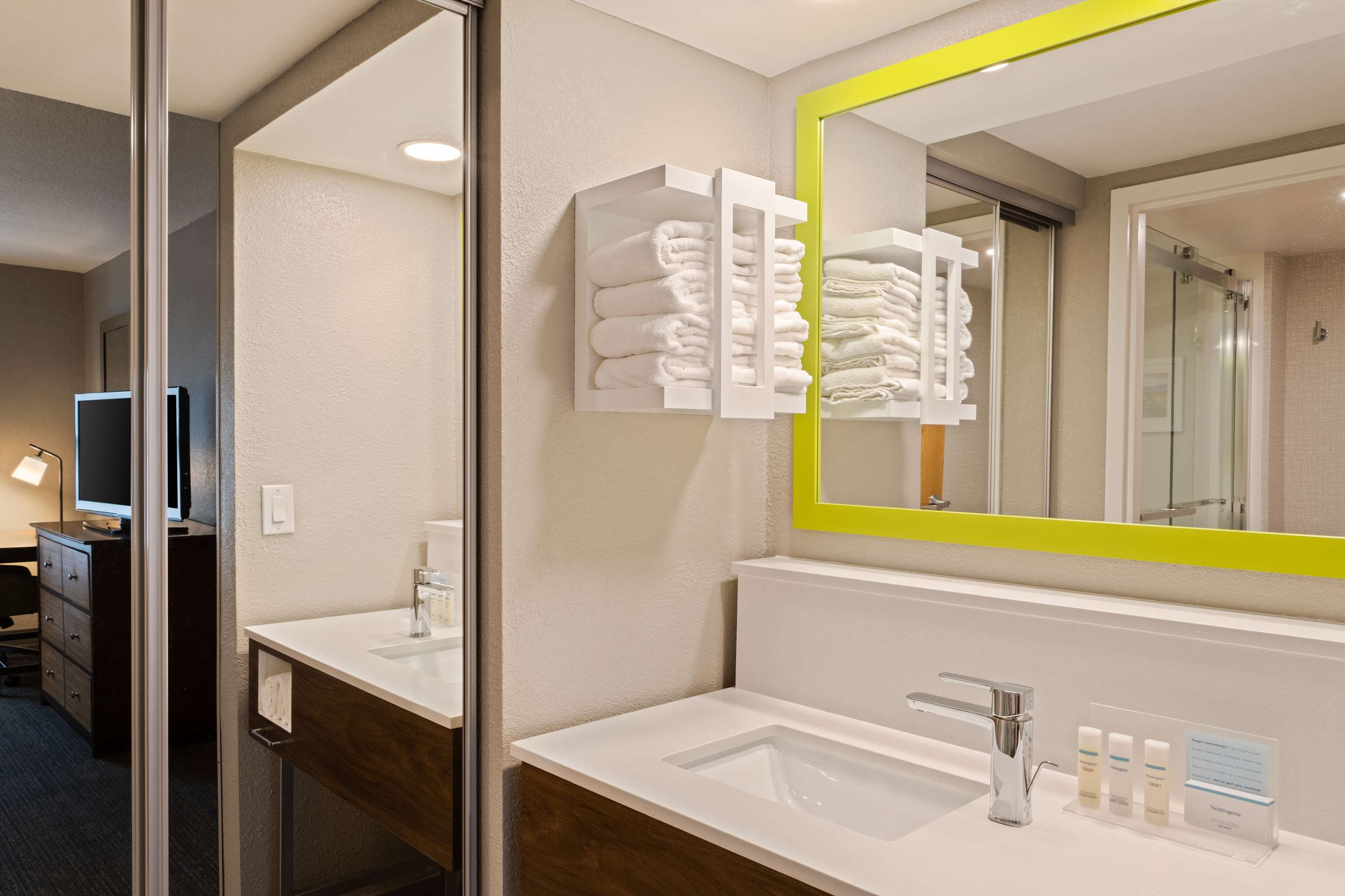 Guest room bath