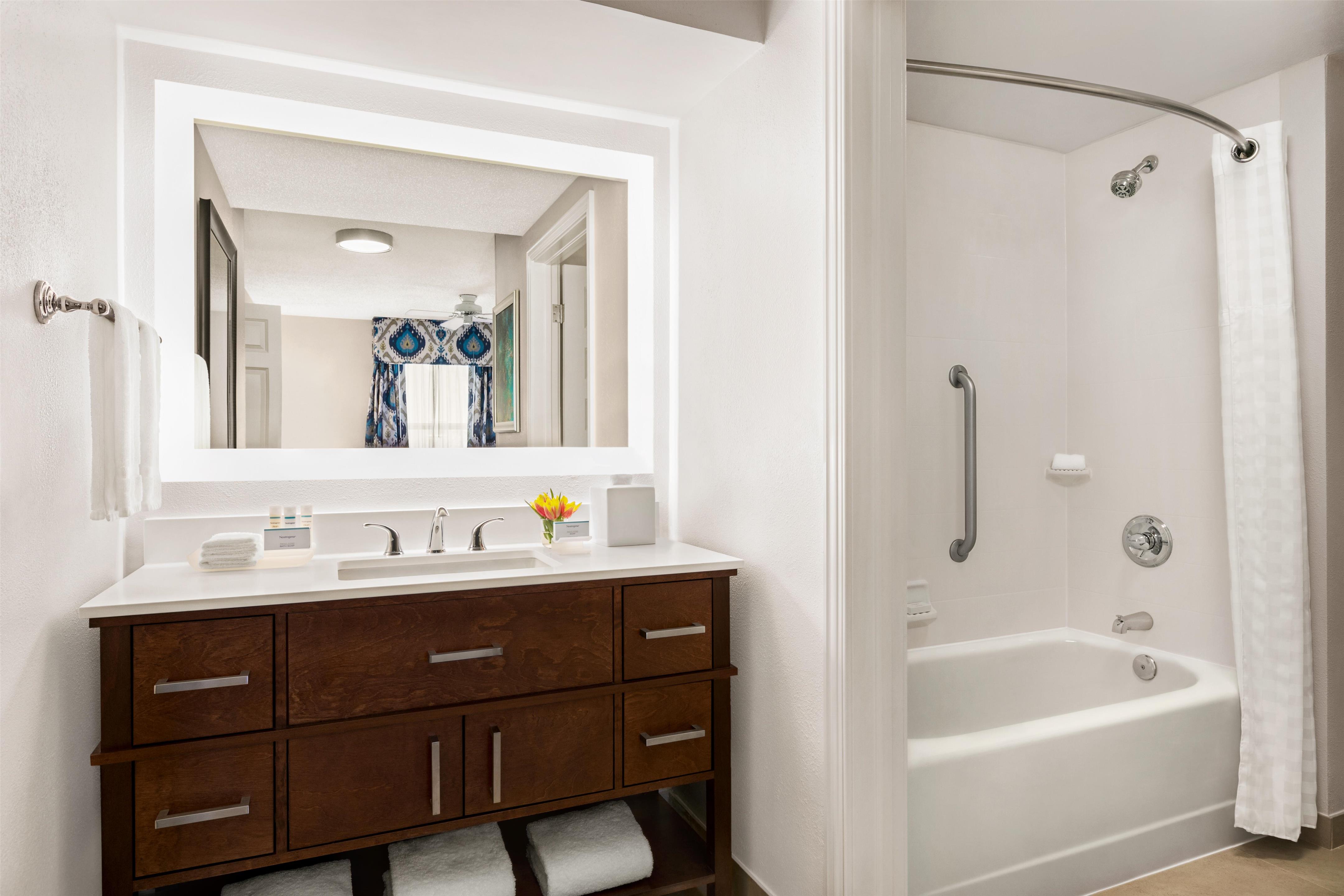 Guest room bath