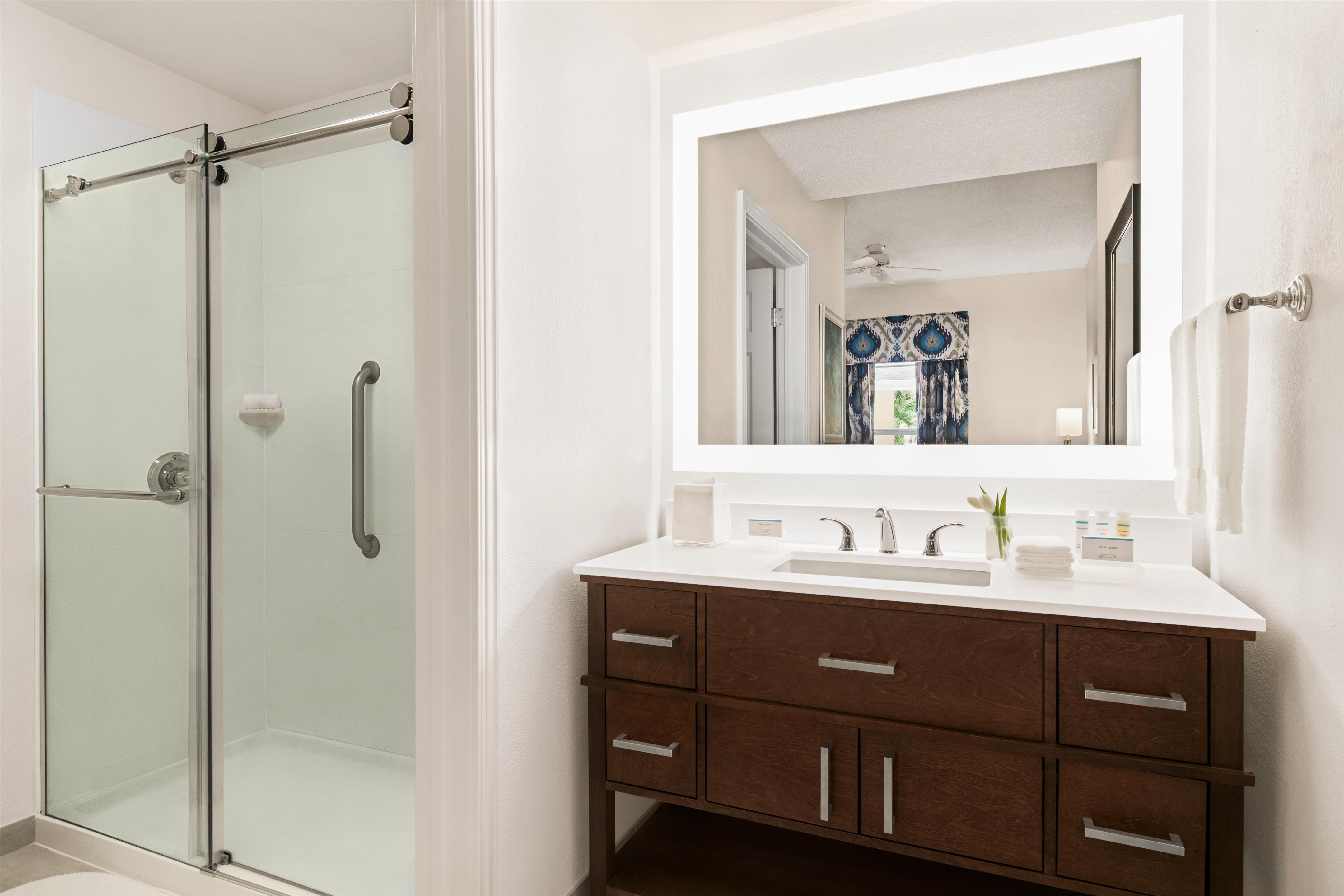 Guest room bath