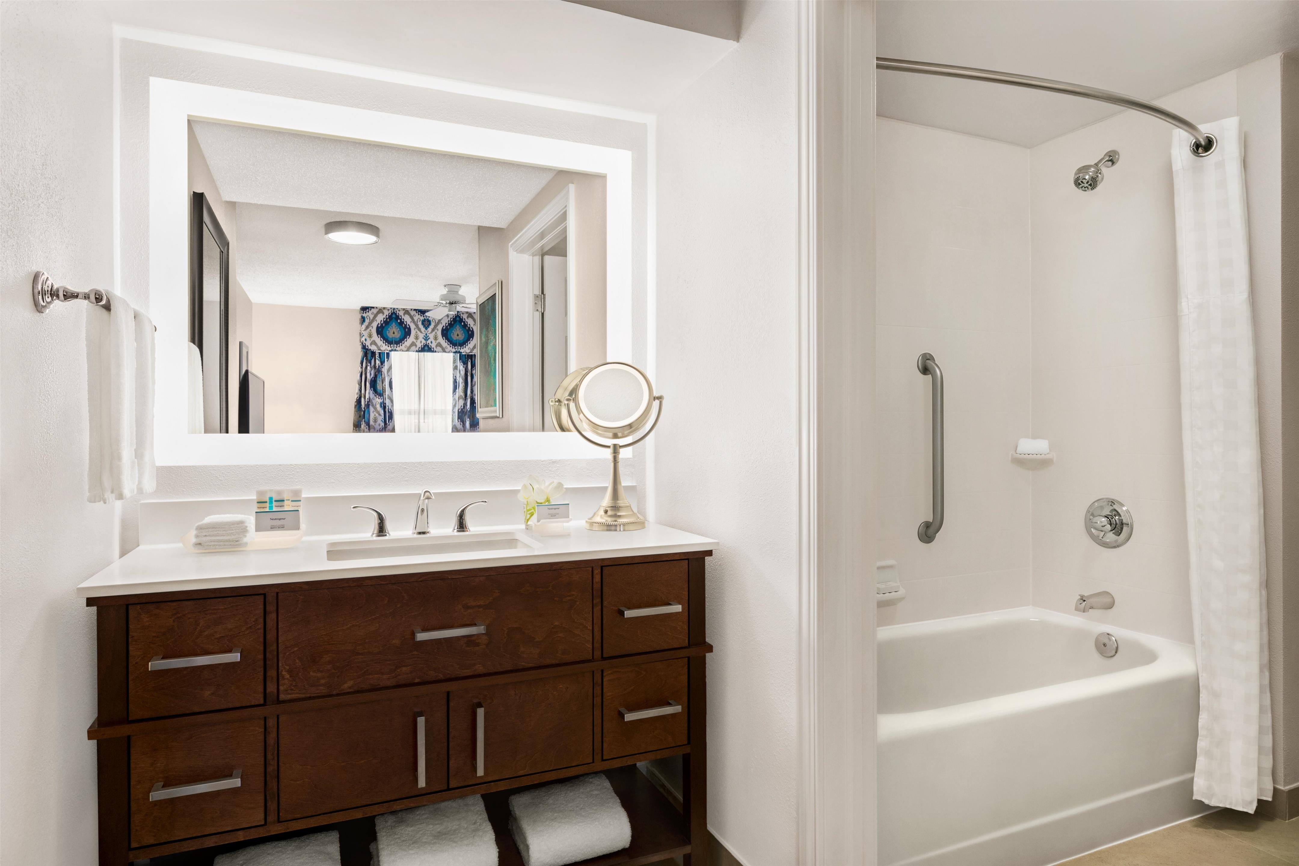 Guest room bath