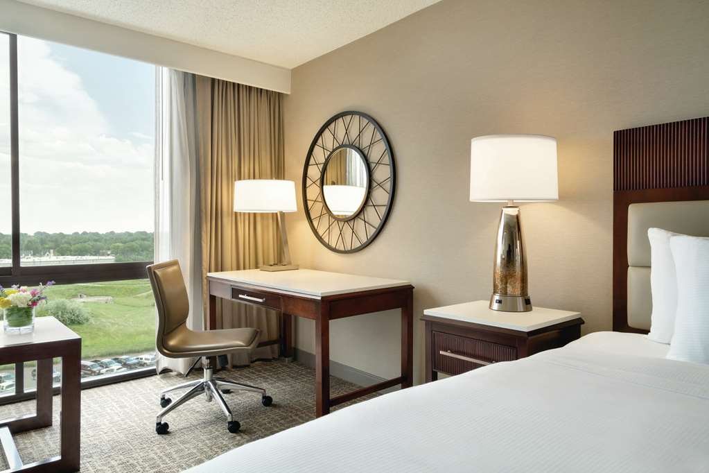 Hilton Fort Collins Room Type - 1 QUEEN BED EXEC FL