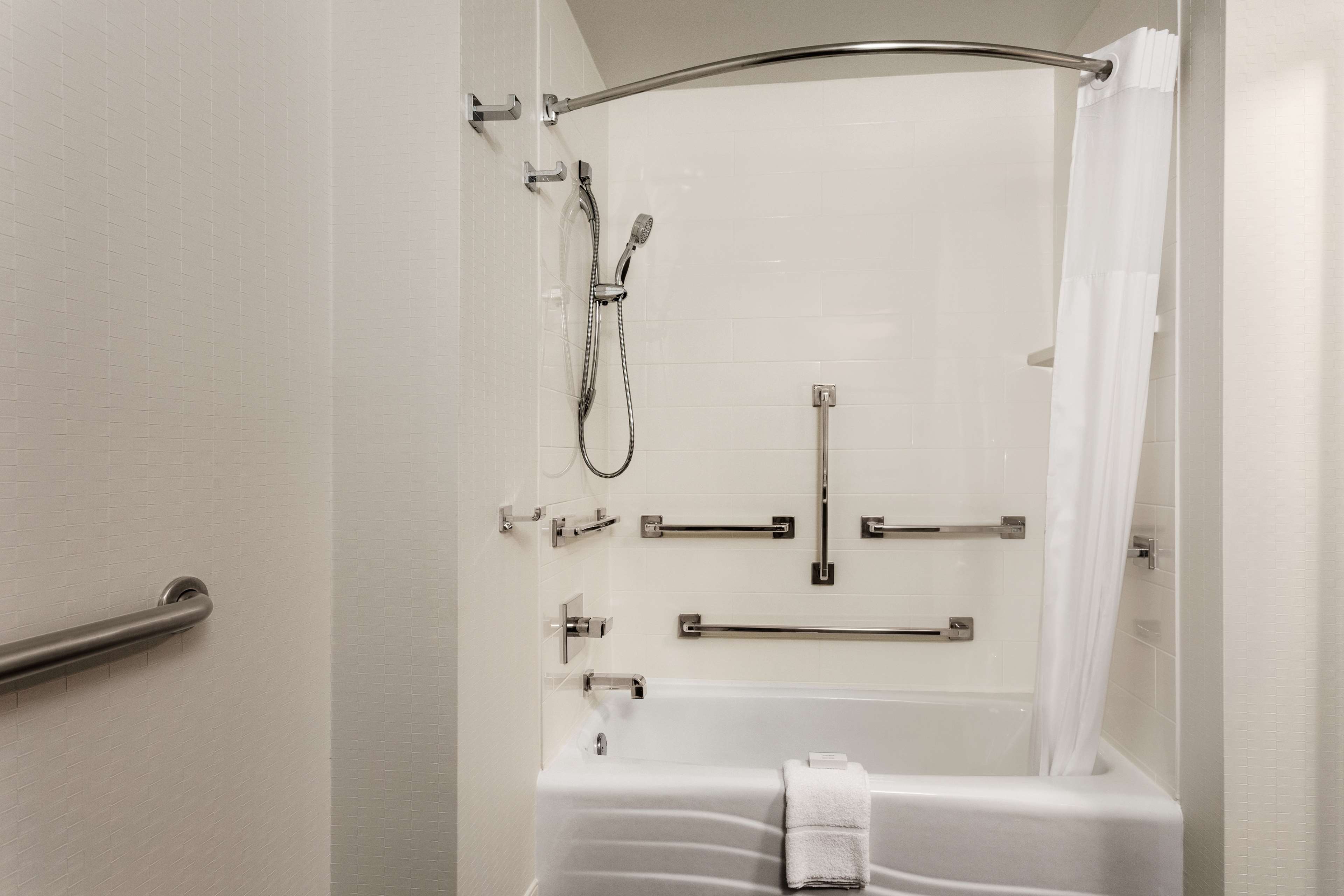 Hampton Inn by Hilton Fort Smith Room Type - 1 KNG ACCESSIBLE TUB NS