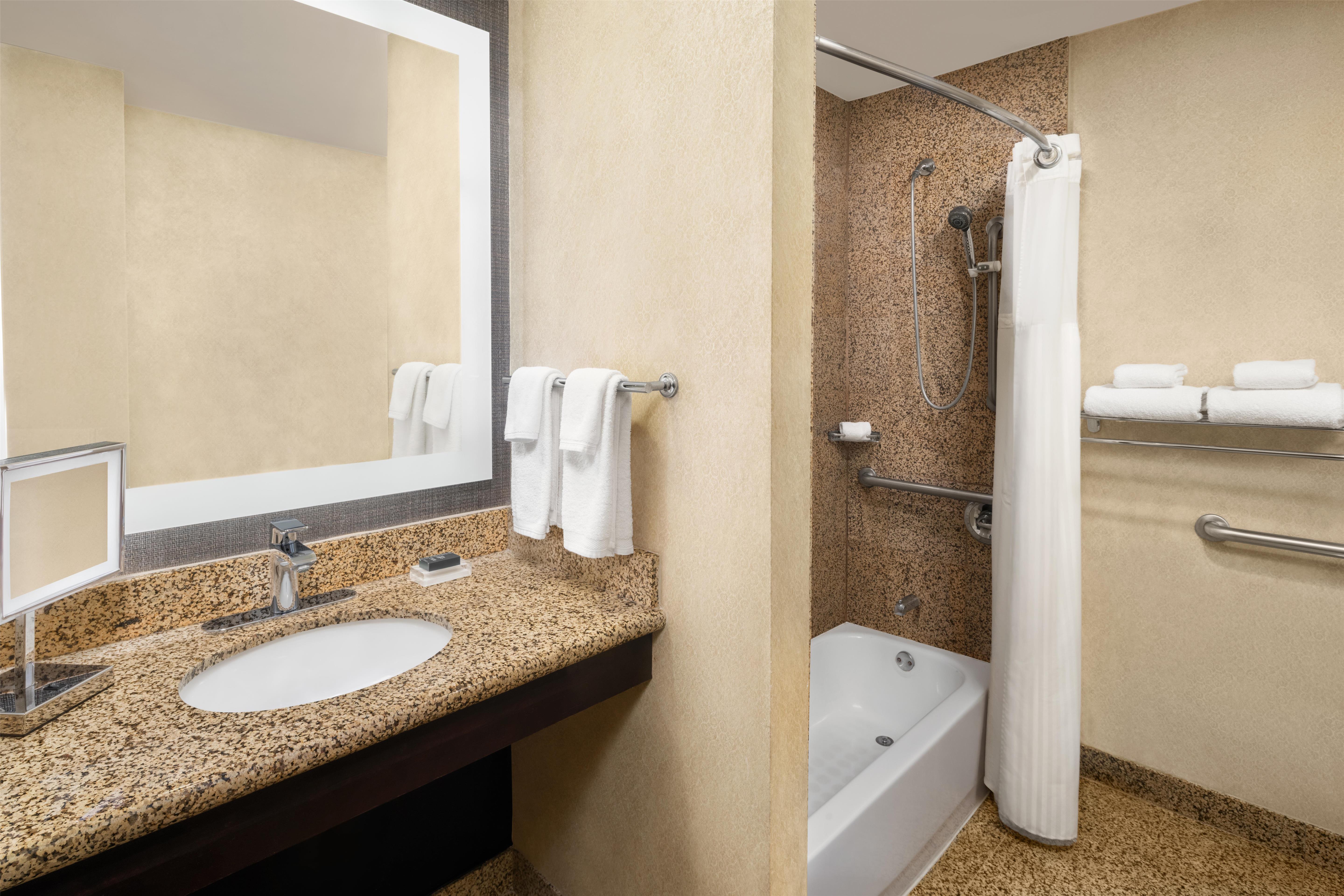 Hilton Downtown Fort Worth Room Type - 1KNG MOB HEARING ACC W TUB