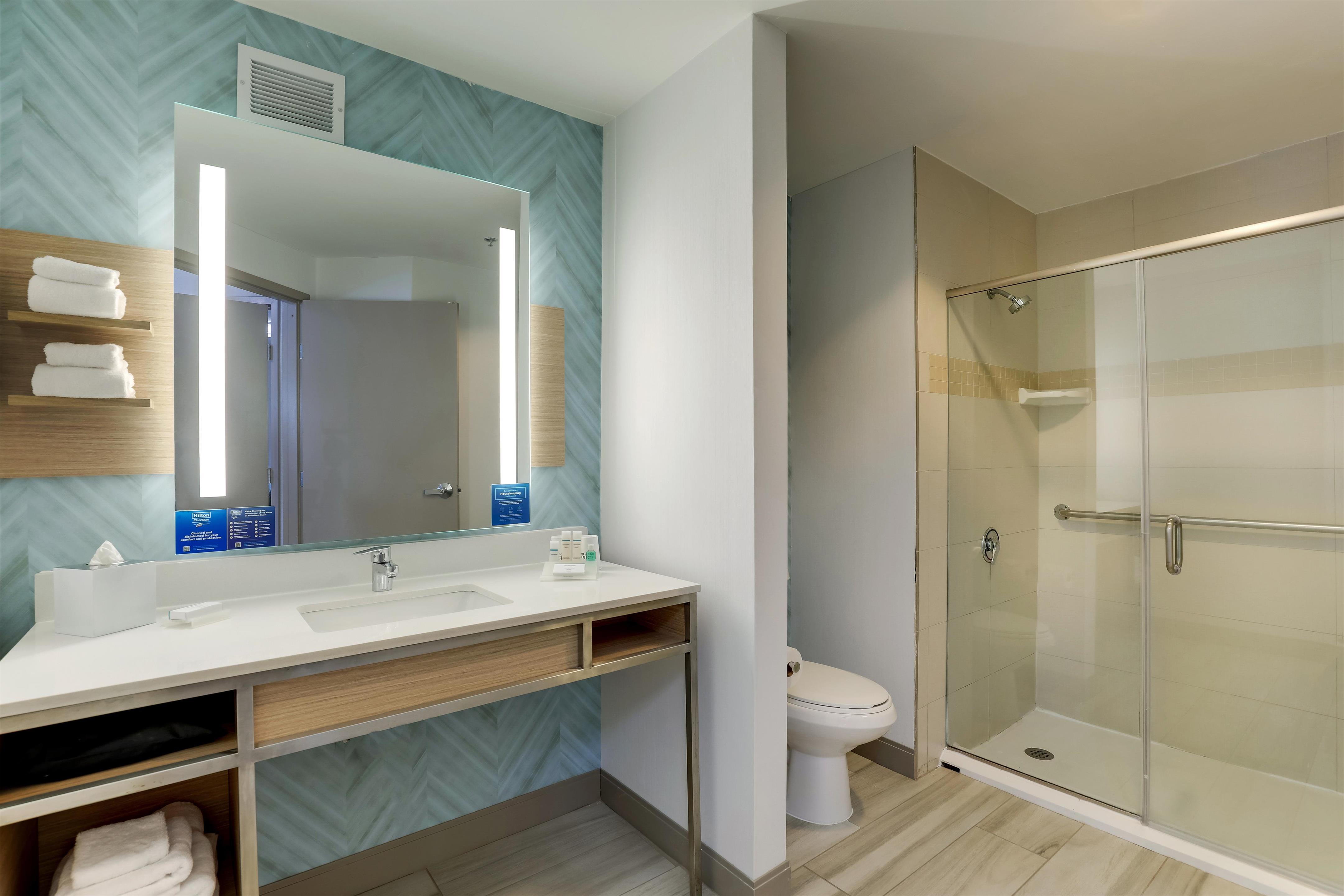 Guest room bath