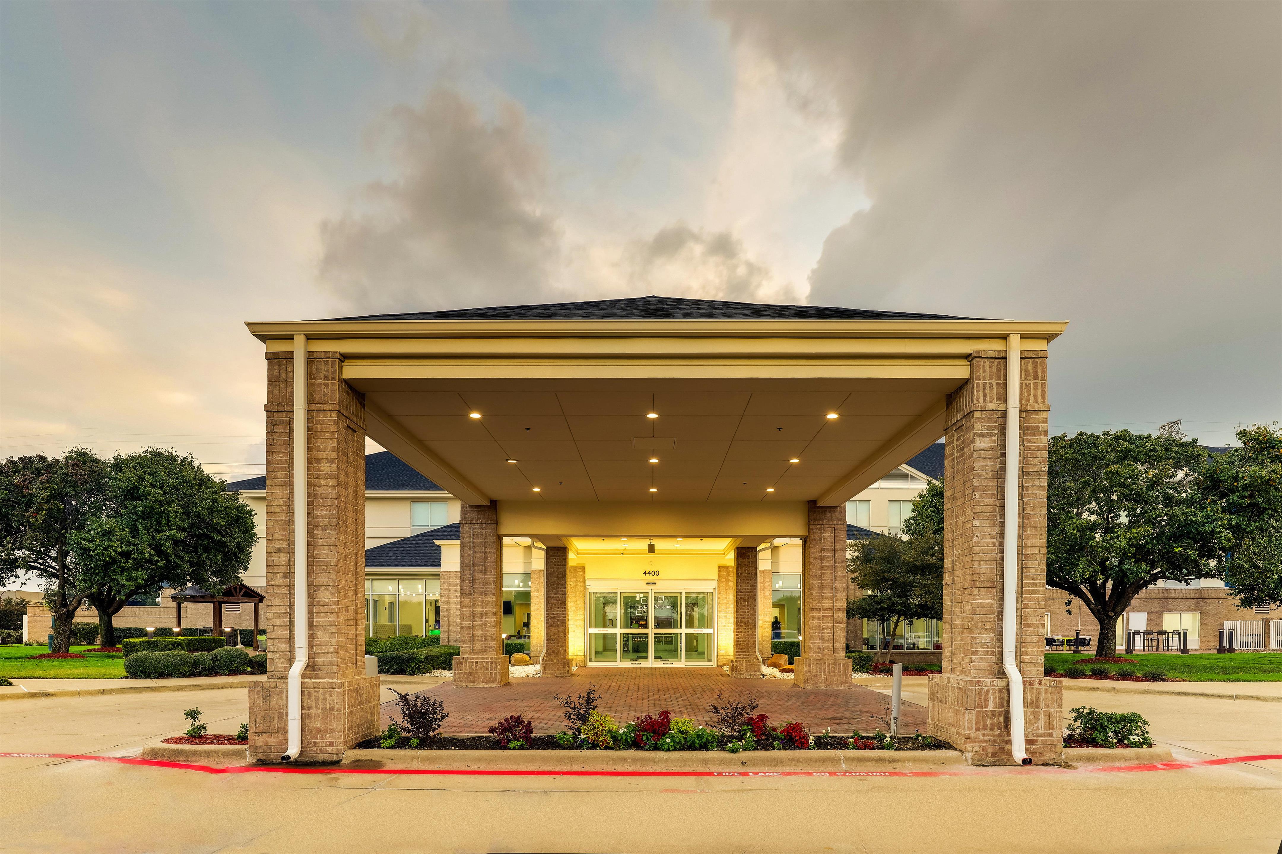 Exterior | Hilton Garden Inn Fort Worth / Fossil Creek
