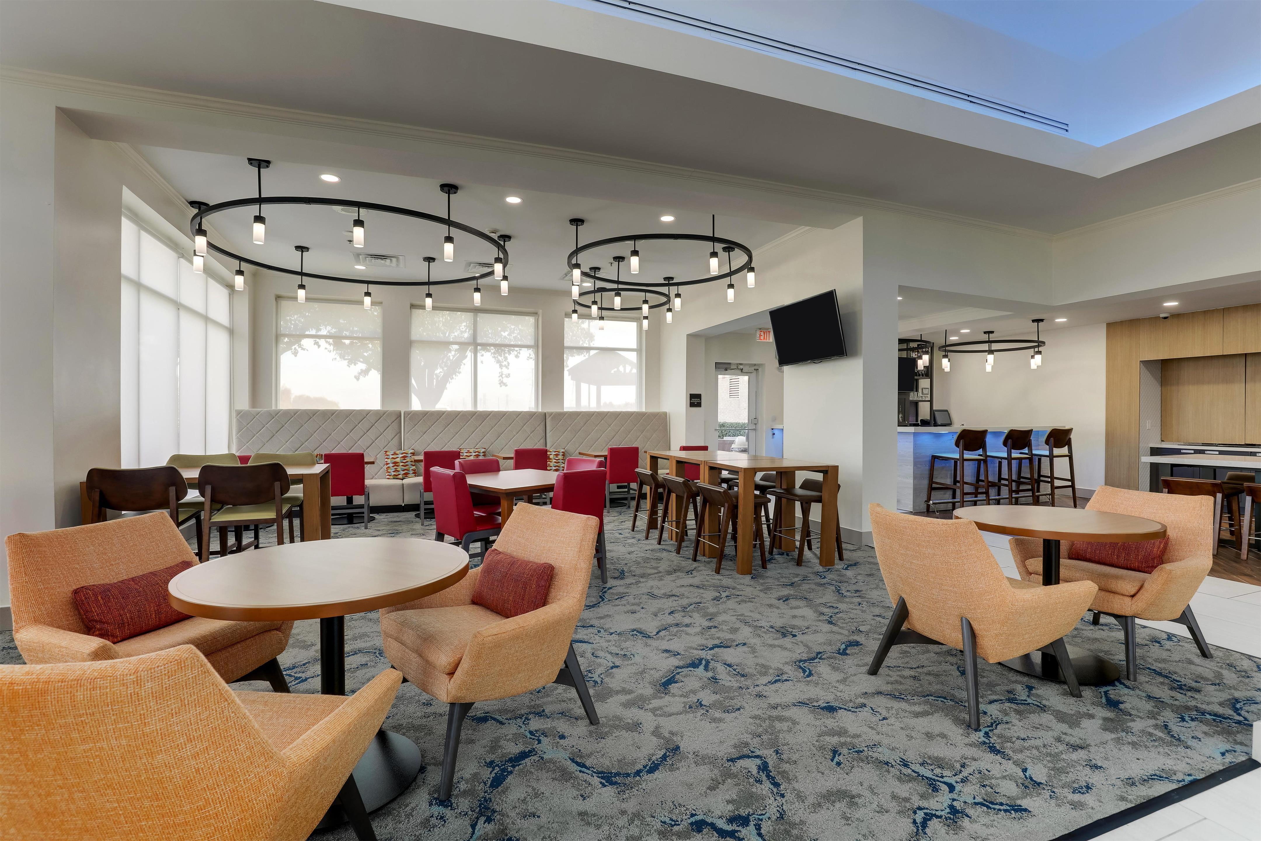 Lobby | Hilton Garden Inn Fort Worth / Fossil Creek