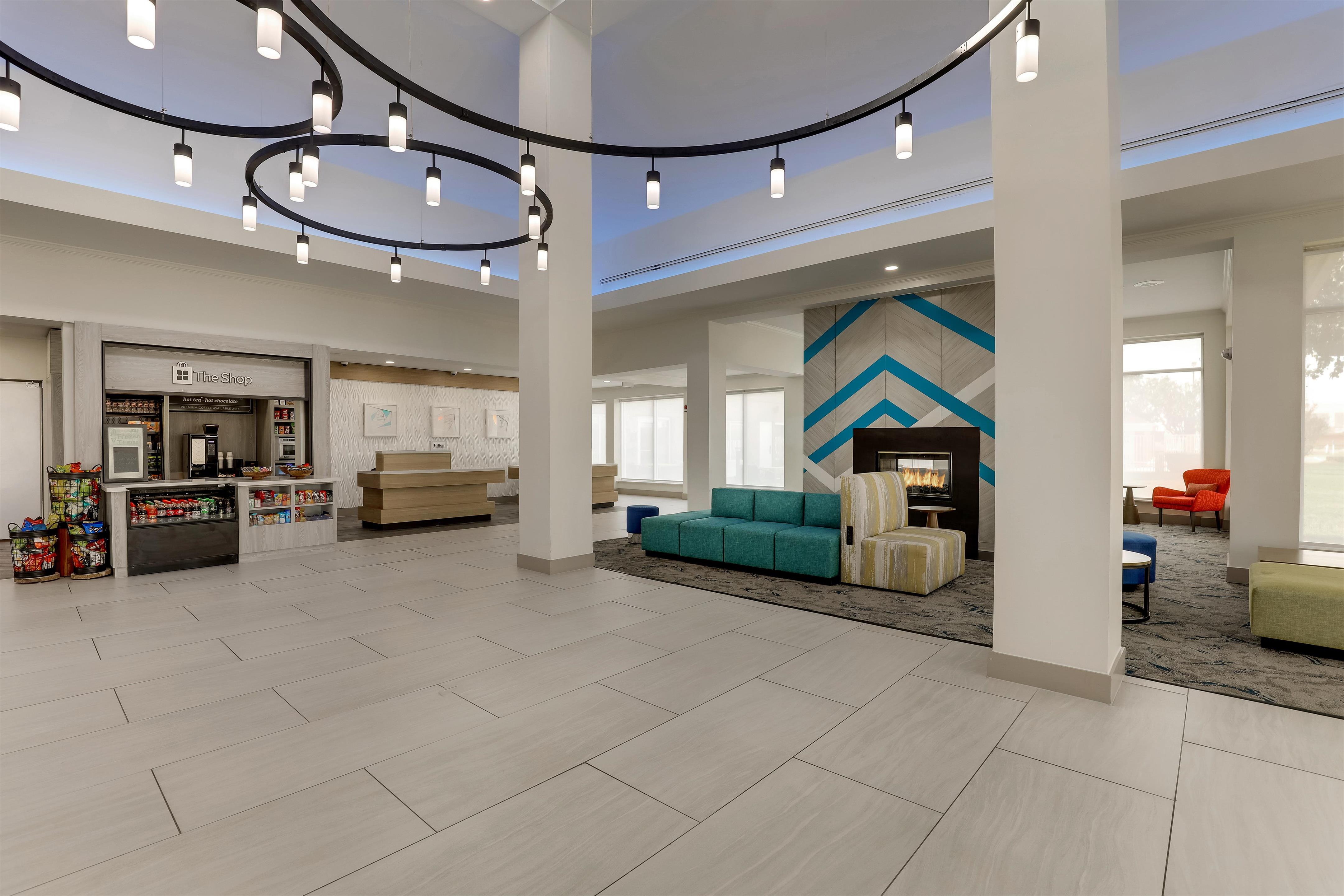 Lobby | Hilton Garden Inn Fort Worth / Fossil Creek