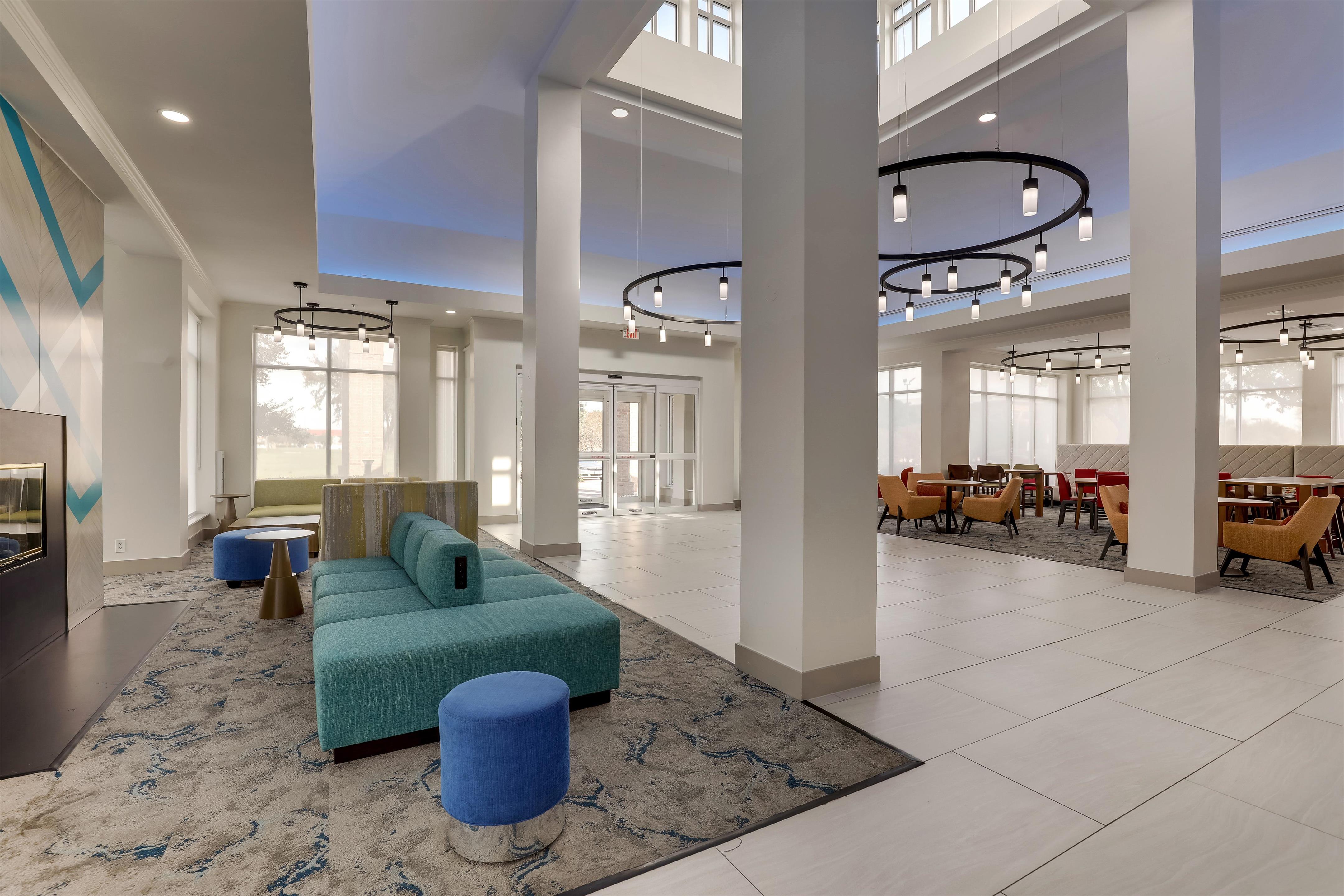 Lobby | Hilton Garden Inn Fort Worth / Fossil Creek