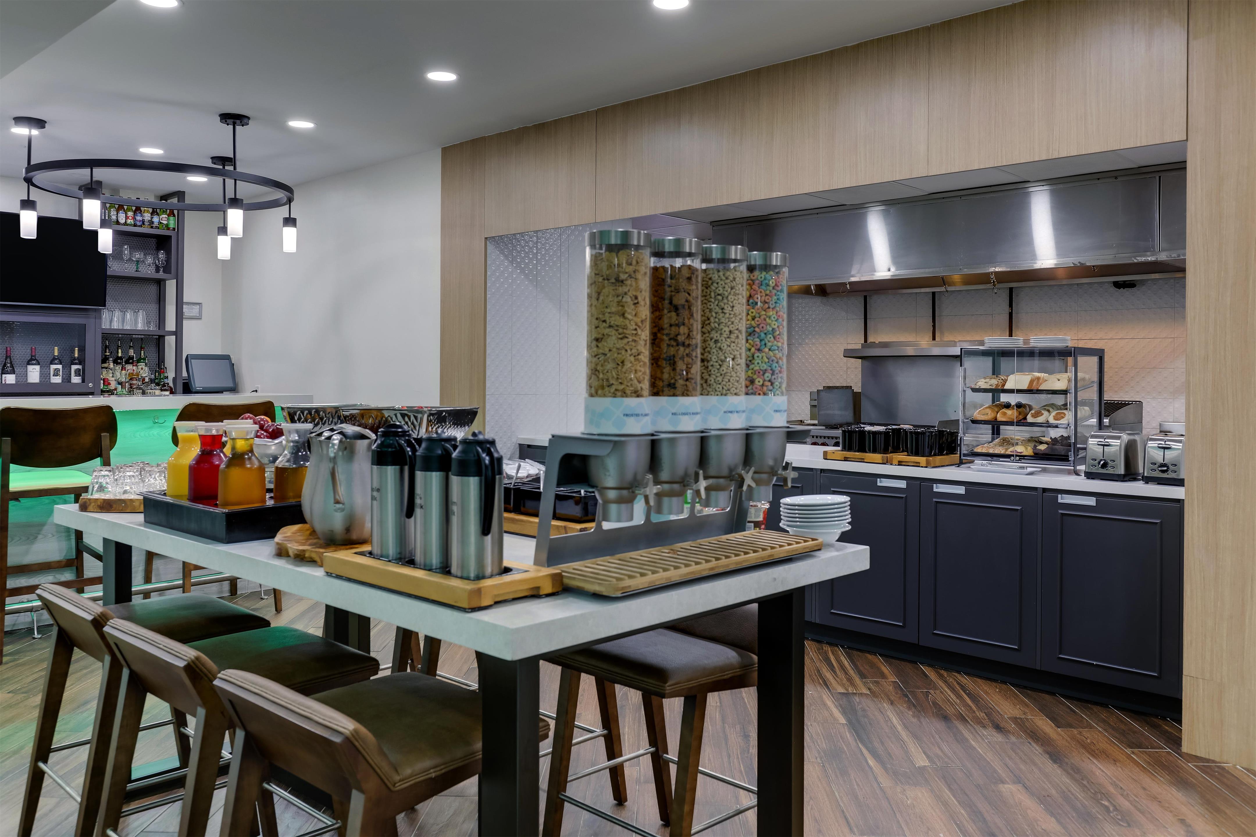 Breakfast Area | Hilton Garden Inn Fort Worth / Fossil Creek