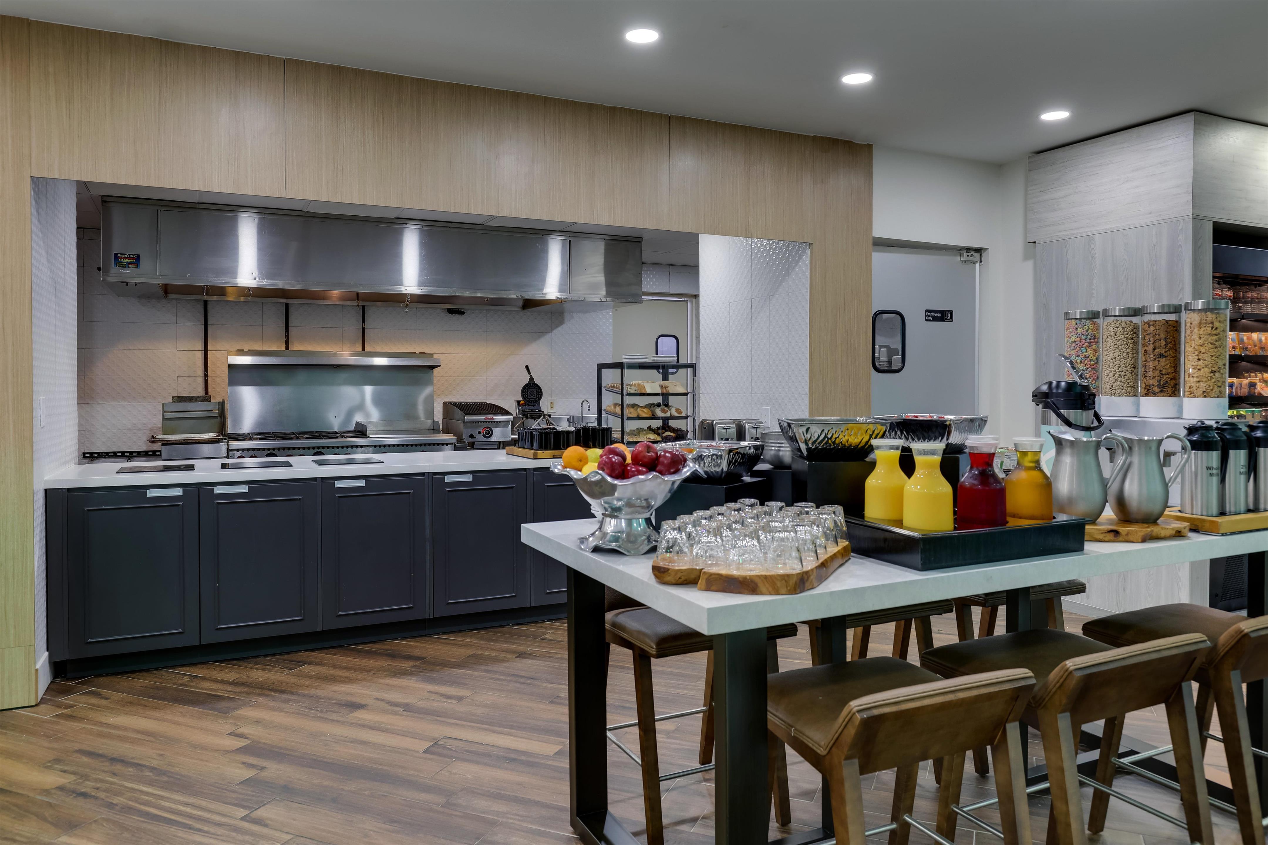 Breakfast Area | Hilton Garden Inn Fort Worth / Fossil Creek
