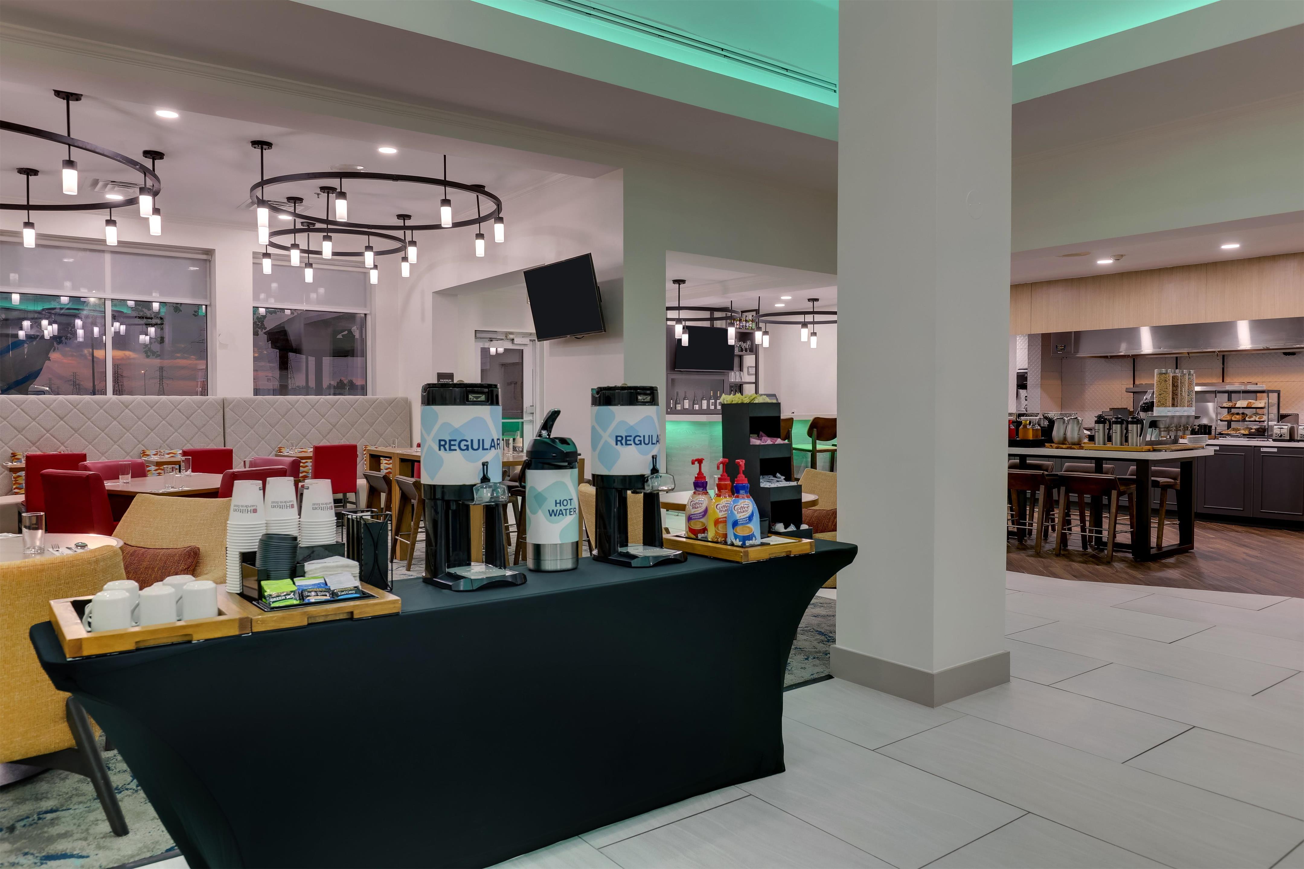Breakfast Area | Hilton Garden Inn Fort Worth / Fossil Creek
