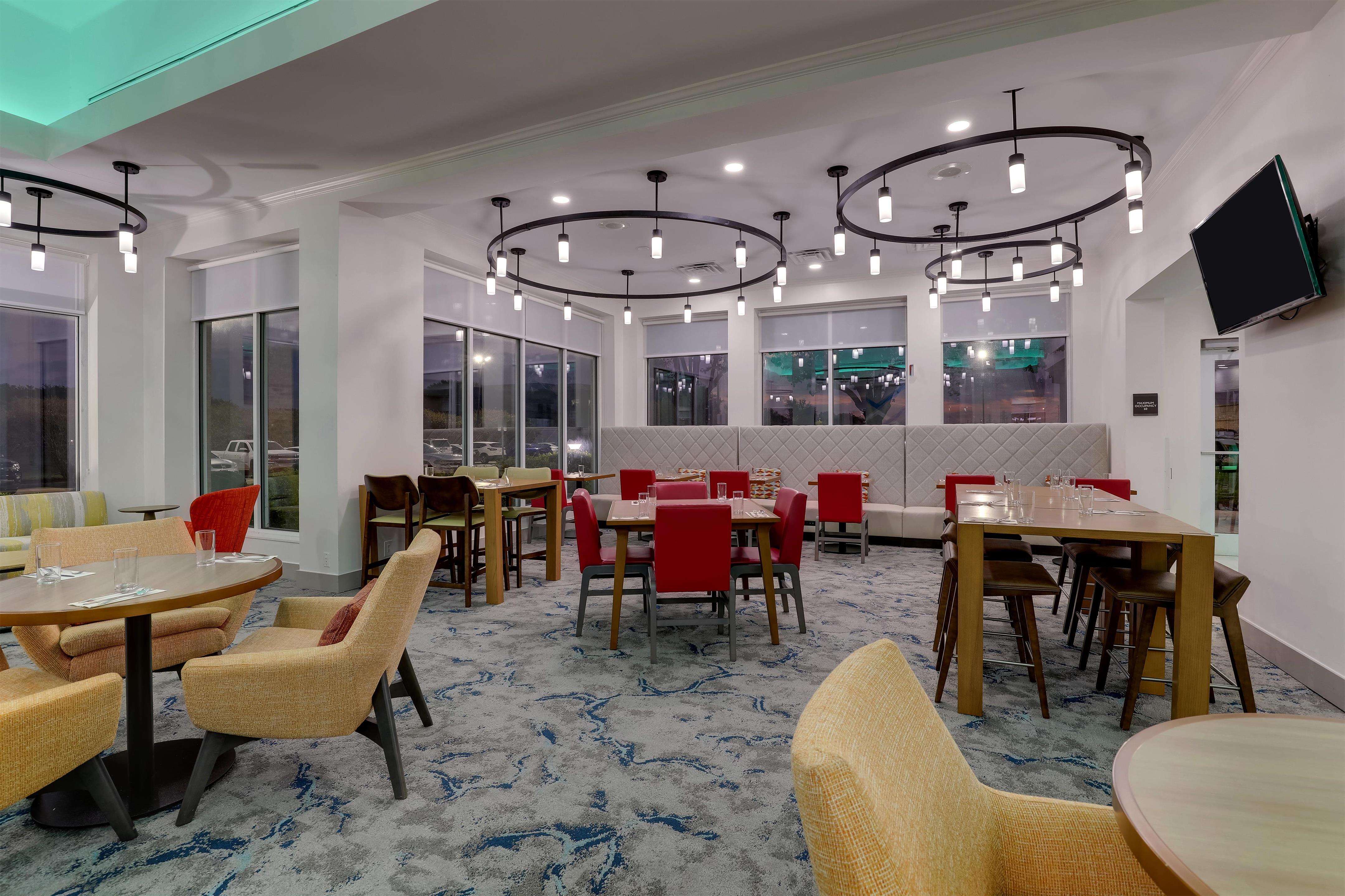 Breakfast Area | Hilton Garden Inn Fort Worth / Fossil Creek