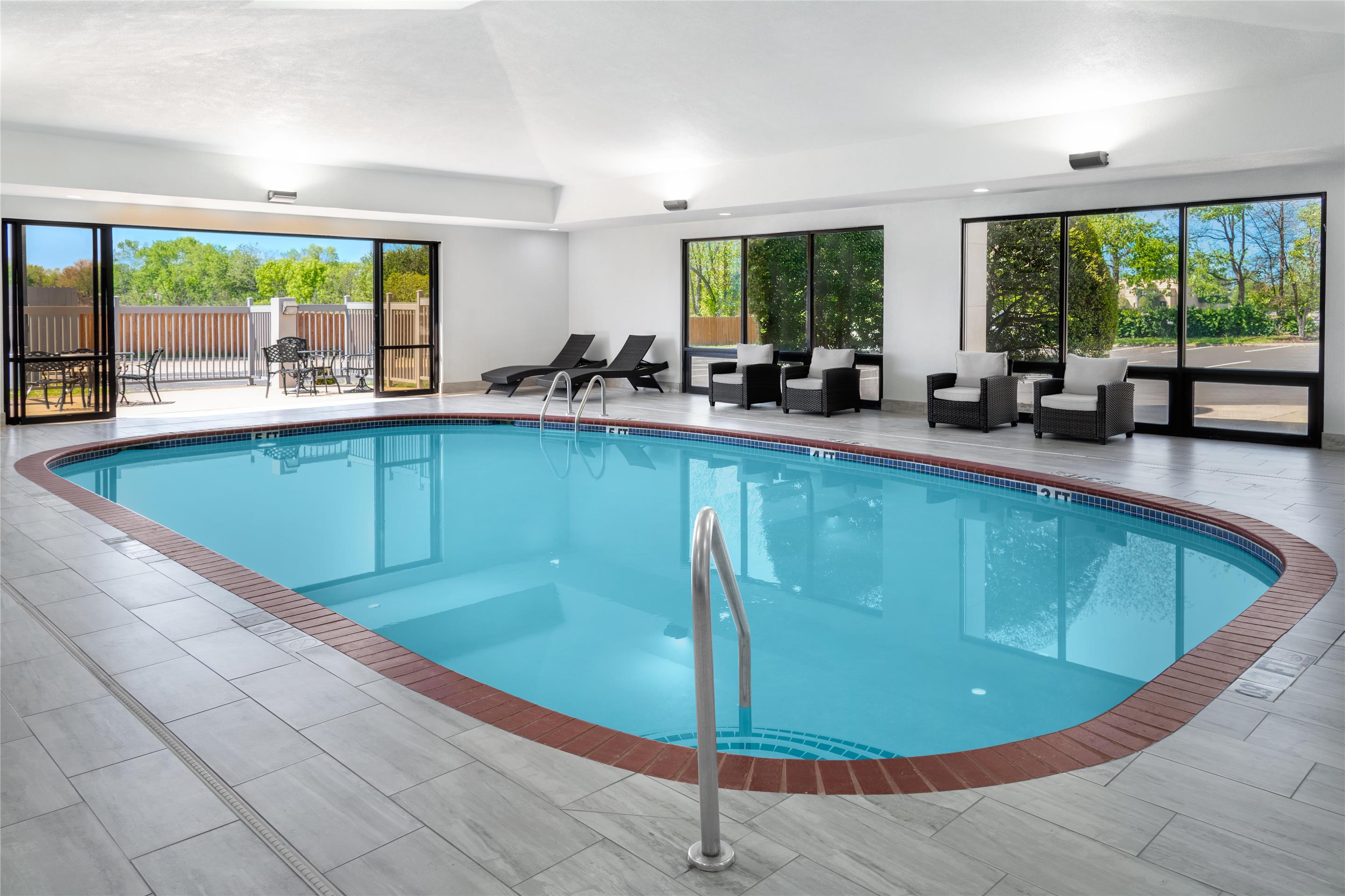 Pool | DoubleTree by Hilton Springdale