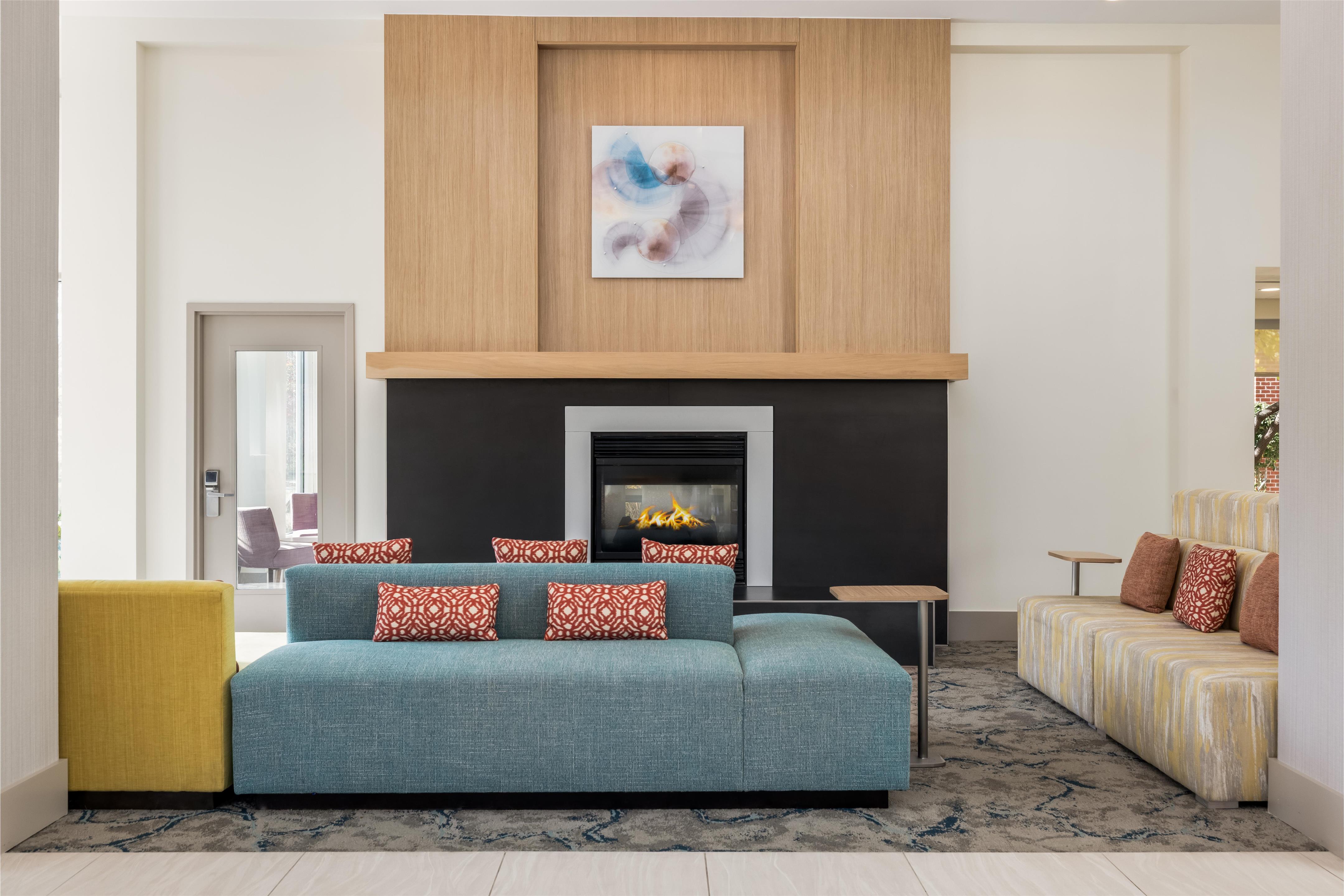 Lobby | Hilton Garden Inn Mystic/Groton