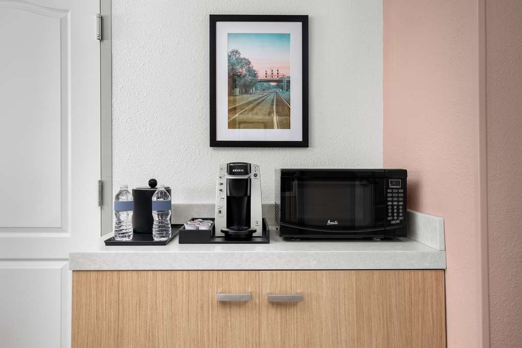 Hilton Garden Inn Greensboro Room Type - 1 KING ACC RM ROLLIN SHWR