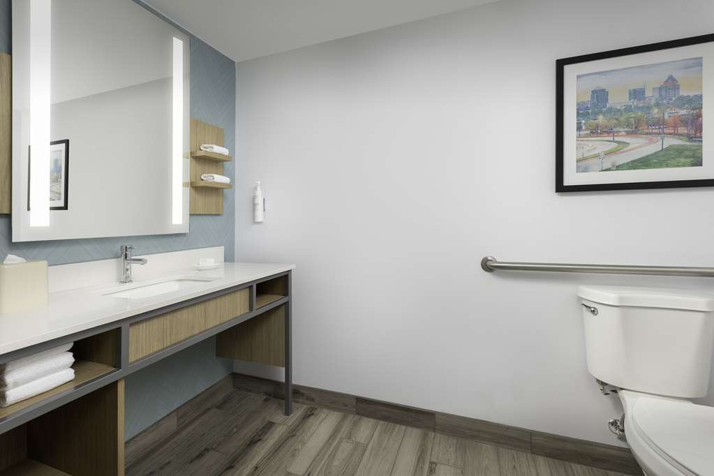 Hilton Garden Inn Greensboro Room Type - 2QN ACC DLX STE ACCESS TUB